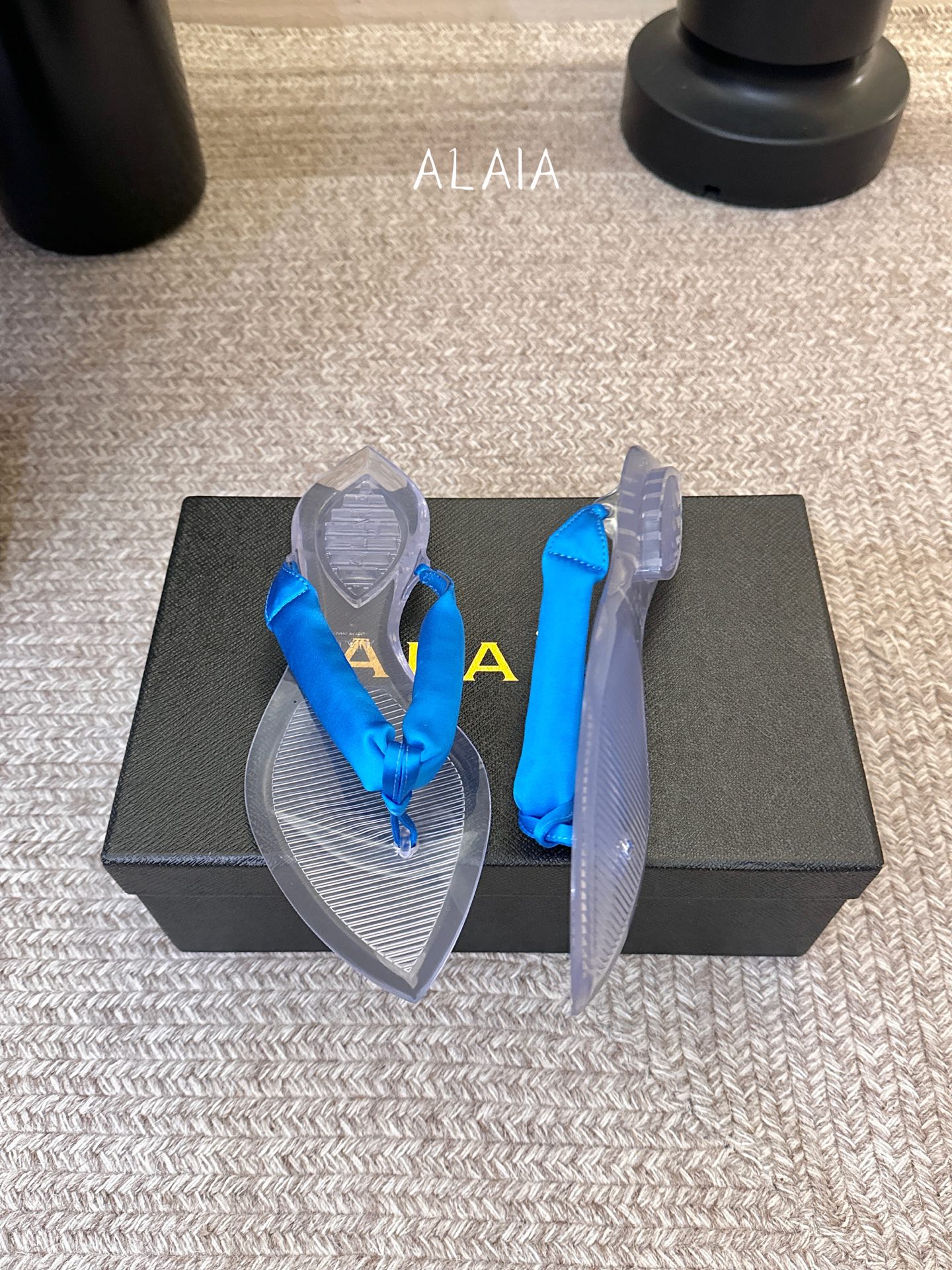 ALAIA 𝟐𝟔/𝐀𝐖新品彩色缎面夹脚拖｜夏日里的流动色彩诗把夏日调色盘揉进缎面里 每一抹色彩都带着通透