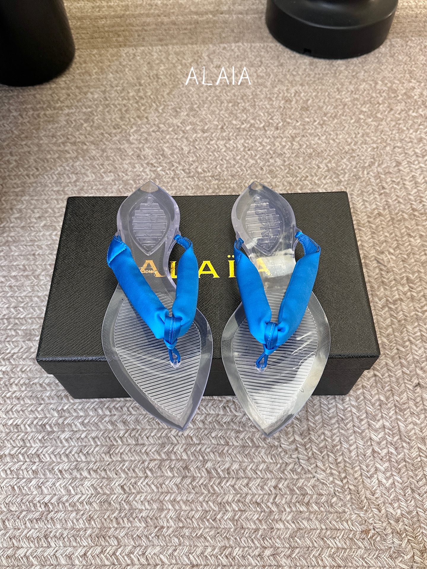 ALAIA 𝟐𝟔/𝐀𝐖新品彩色缎面夹脚拖｜夏日里的流动色彩诗把夏日调色盘揉进缎面里 每一抹色彩都带着通透