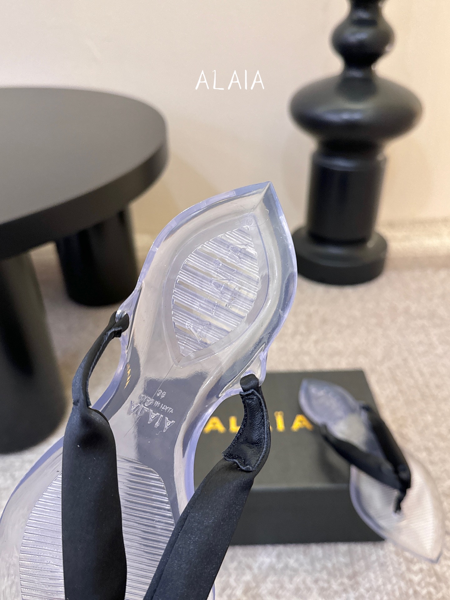 ALAIA 𝟐𝟔/𝐀𝐖新品彩色缎面夹脚拖｜夏日里的流动色彩诗把夏日调色盘揉进缎面里 每一抹色彩都带着通透