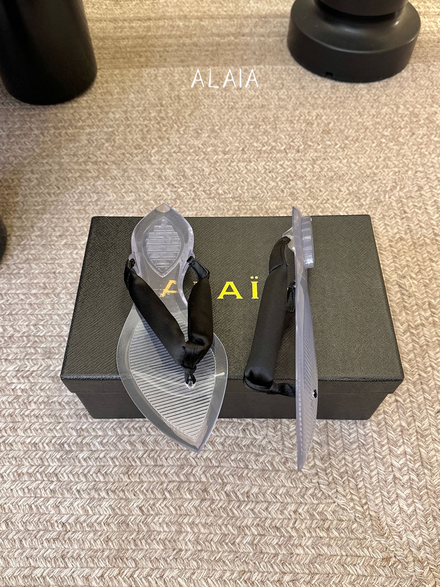 ALAIA 𝟐𝟔/𝐀𝐖新品彩色缎面夹脚拖｜夏日里的流动色彩诗把夏日调色盘揉进缎面里 每一抹色彩都带着通透