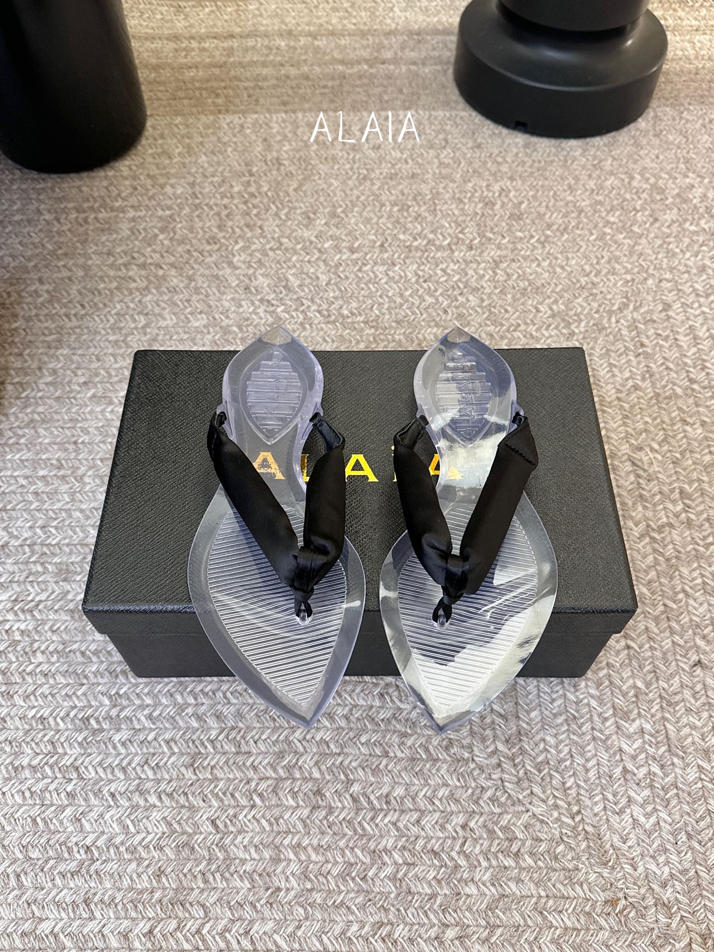 ALAIA 𝟐𝟔/𝐀𝐖新品彩色缎面夹脚拖｜夏日里的流动色彩诗把夏日调色盘揉进缎面里 每一抹色彩都带着通透