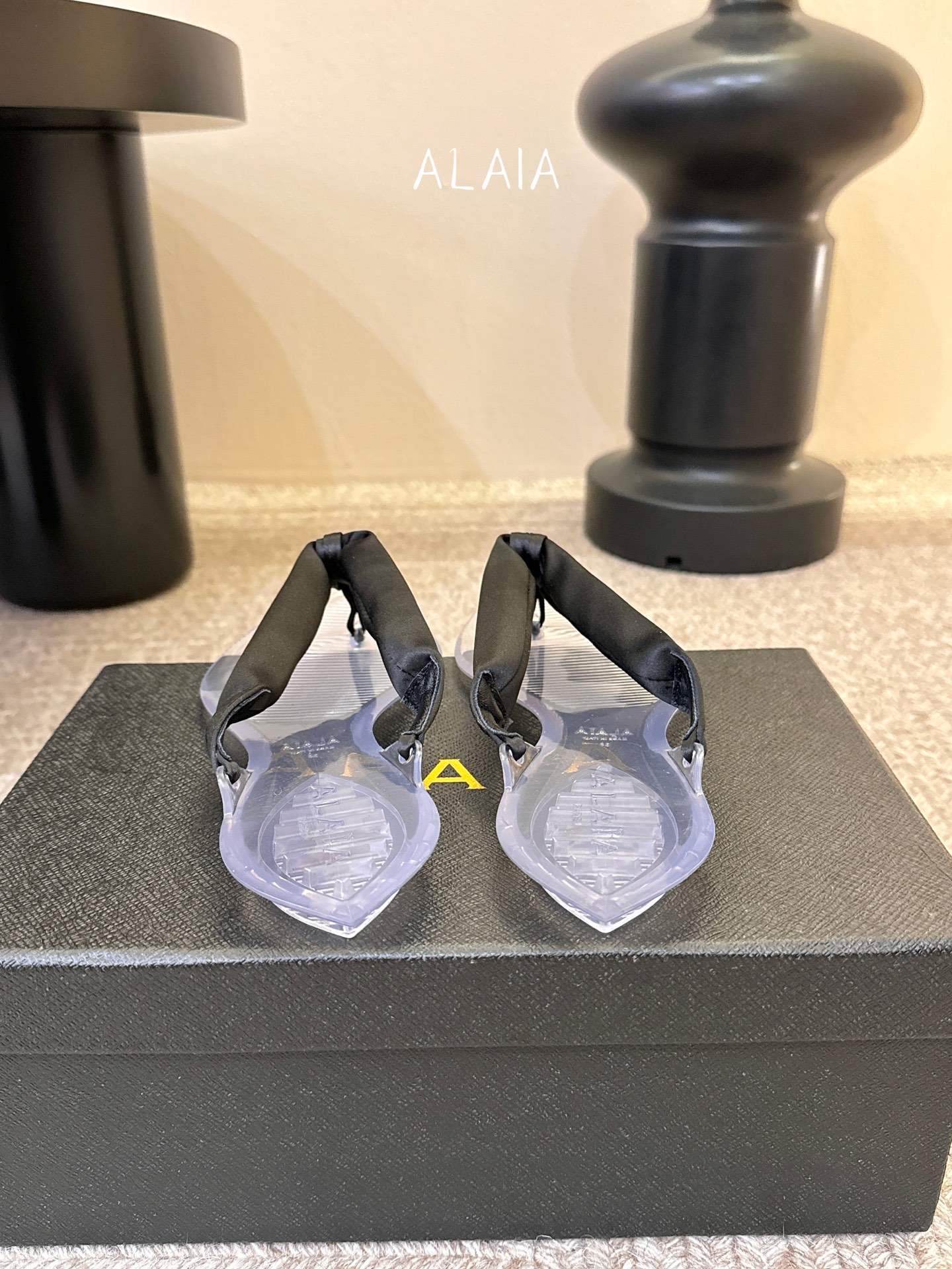 ALAIA 𝟐𝟔/𝐀𝐖新品彩色缎面夹脚拖｜夏日里的流动色彩诗把夏日调色盘揉进缎面里 每一抹色彩都带着通透