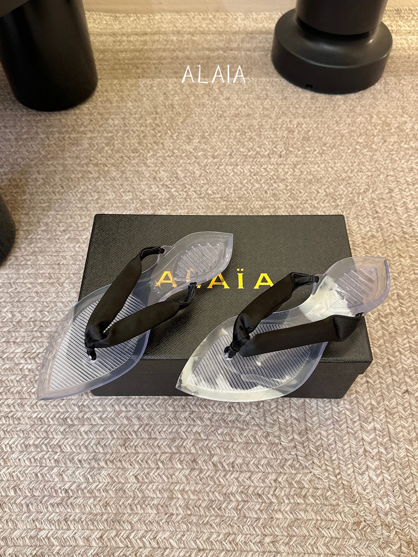 ALAIA 𝟐𝟔/𝐀𝐖新品彩色缎面夹脚拖｜夏日里的流动色彩诗把夏日调色盘揉进缎面里 每一抹色彩都带着通透