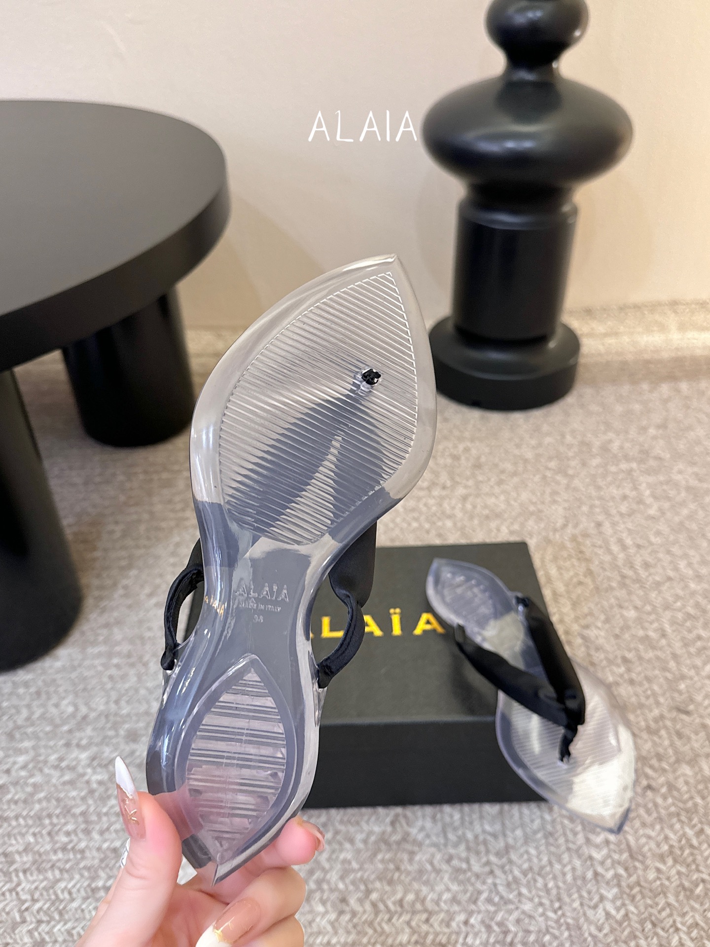 ALAIA 𝟐𝟔/𝐀𝐖新品彩色缎面夹脚拖｜夏日里的流动色彩诗把夏日调色盘揉进缎面里 每一抹色彩都带着通透