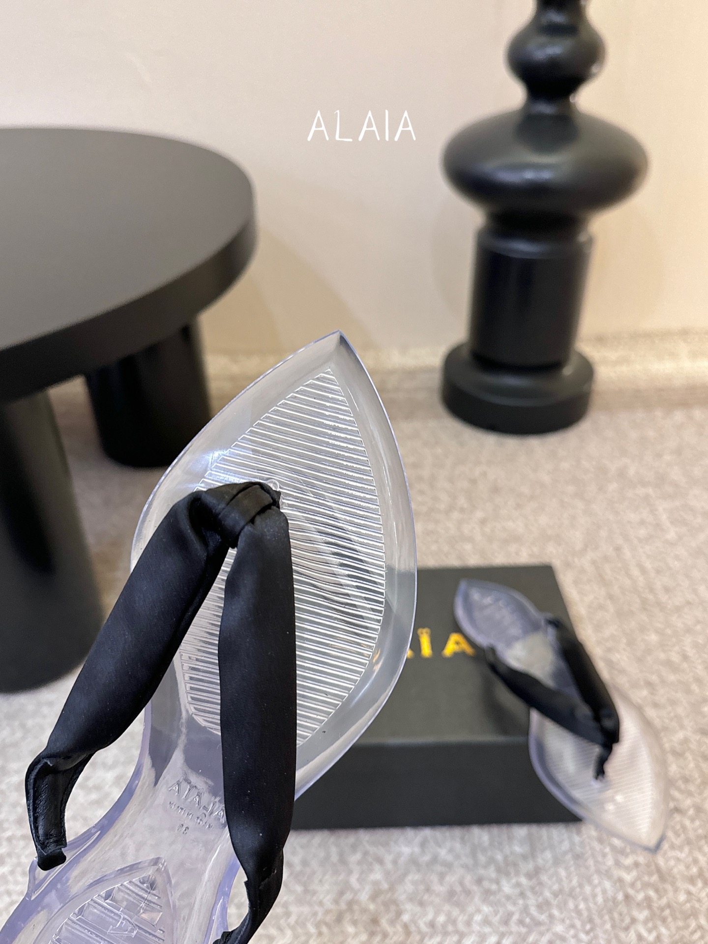 ALAIA 𝟐𝟔/𝐀𝐖新品彩色缎面夹脚拖｜夏日里的流动色彩诗把夏日调色盘揉进缎面里 每一抹色彩都带着通透