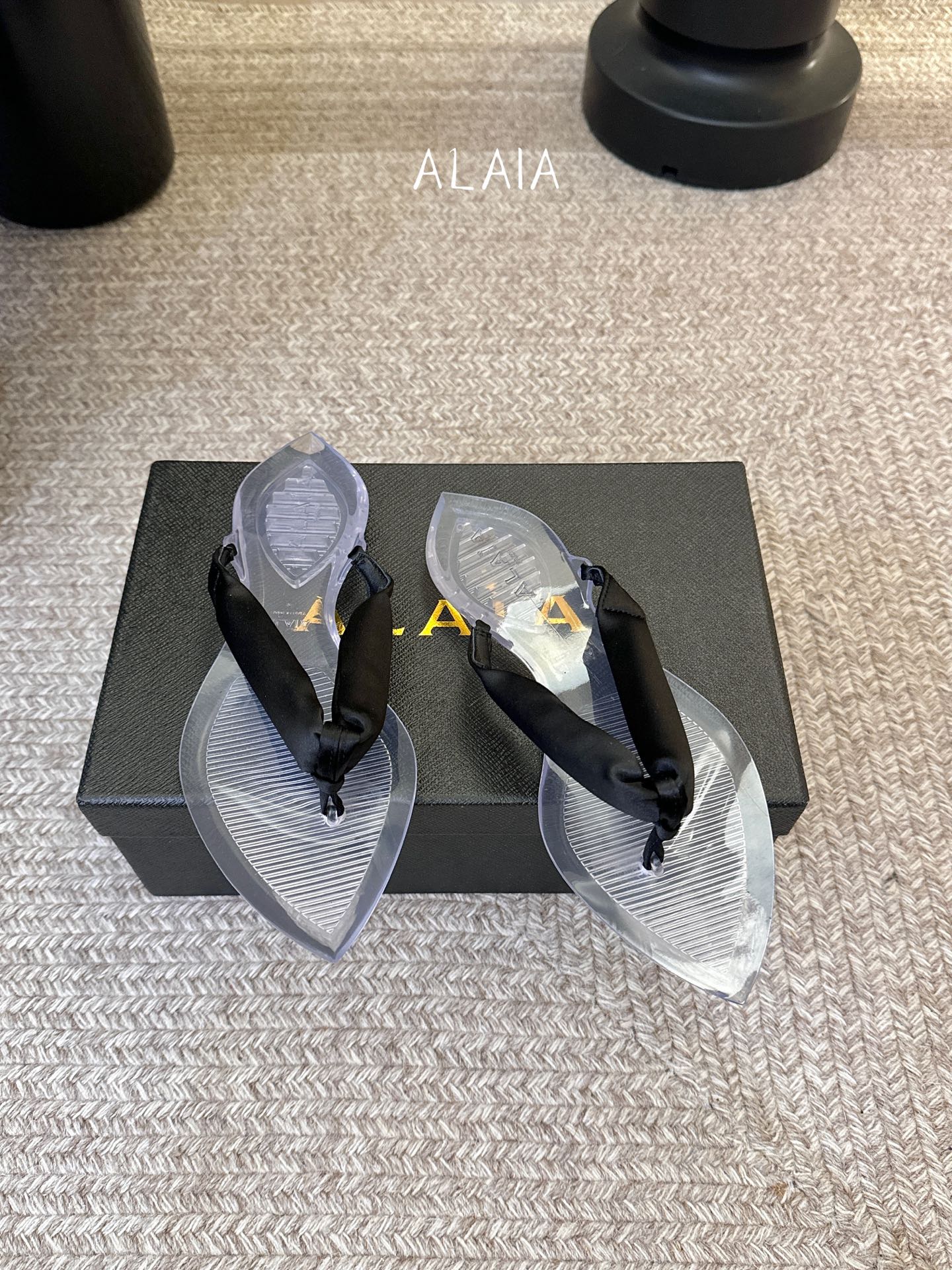 ALAIA 𝟐𝟔/𝐀𝐖新品彩色缎面夹脚拖｜夏日里的流动色彩诗把夏日调色盘揉进缎面里 每一抹色彩都带着通透