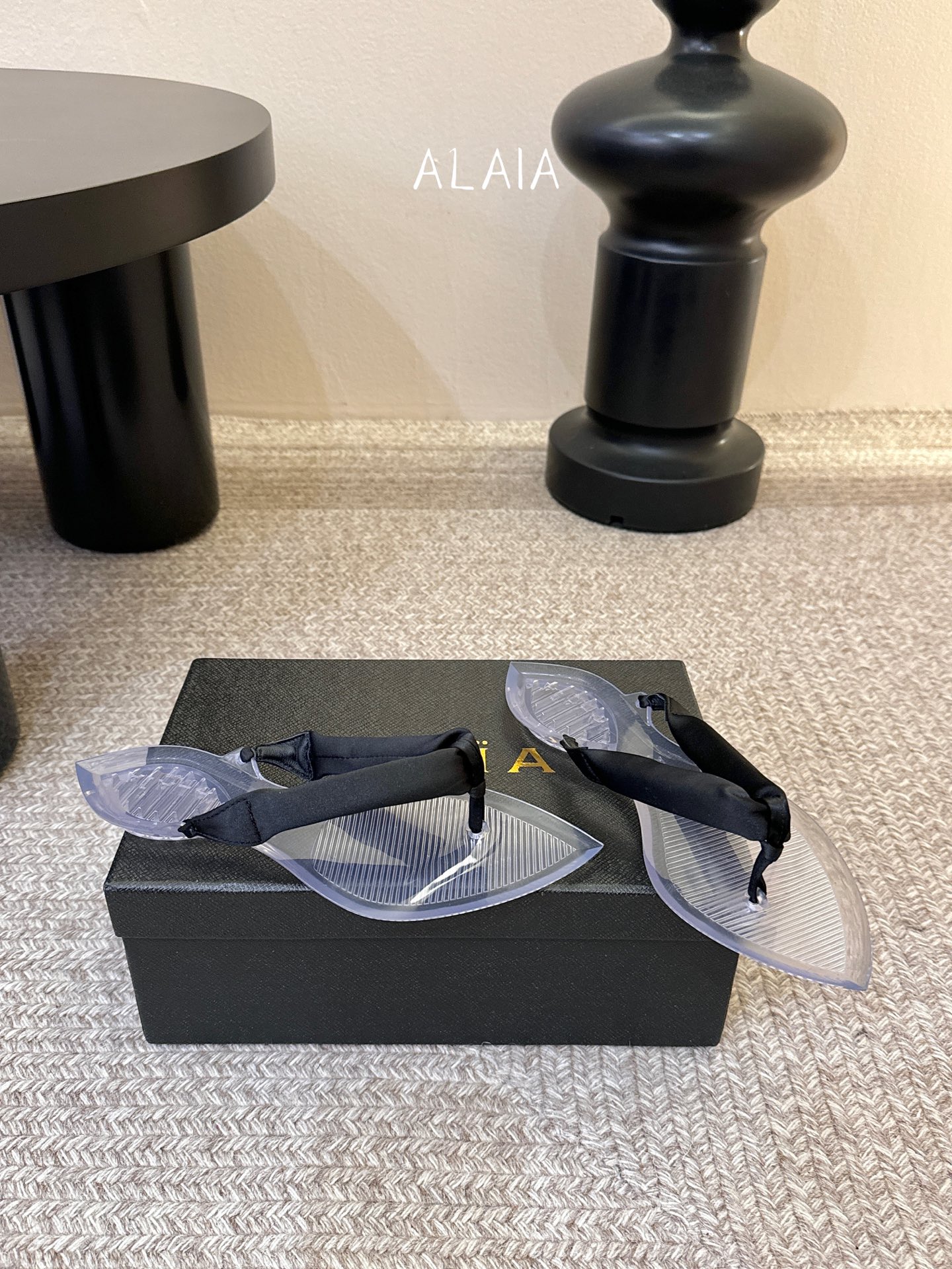 ALAIA 𝟐𝟔/𝐀𝐖新品彩色缎面夹脚拖｜夏日里的流动色彩诗把夏日调色盘揉进缎面里 每一抹色彩都带着通透