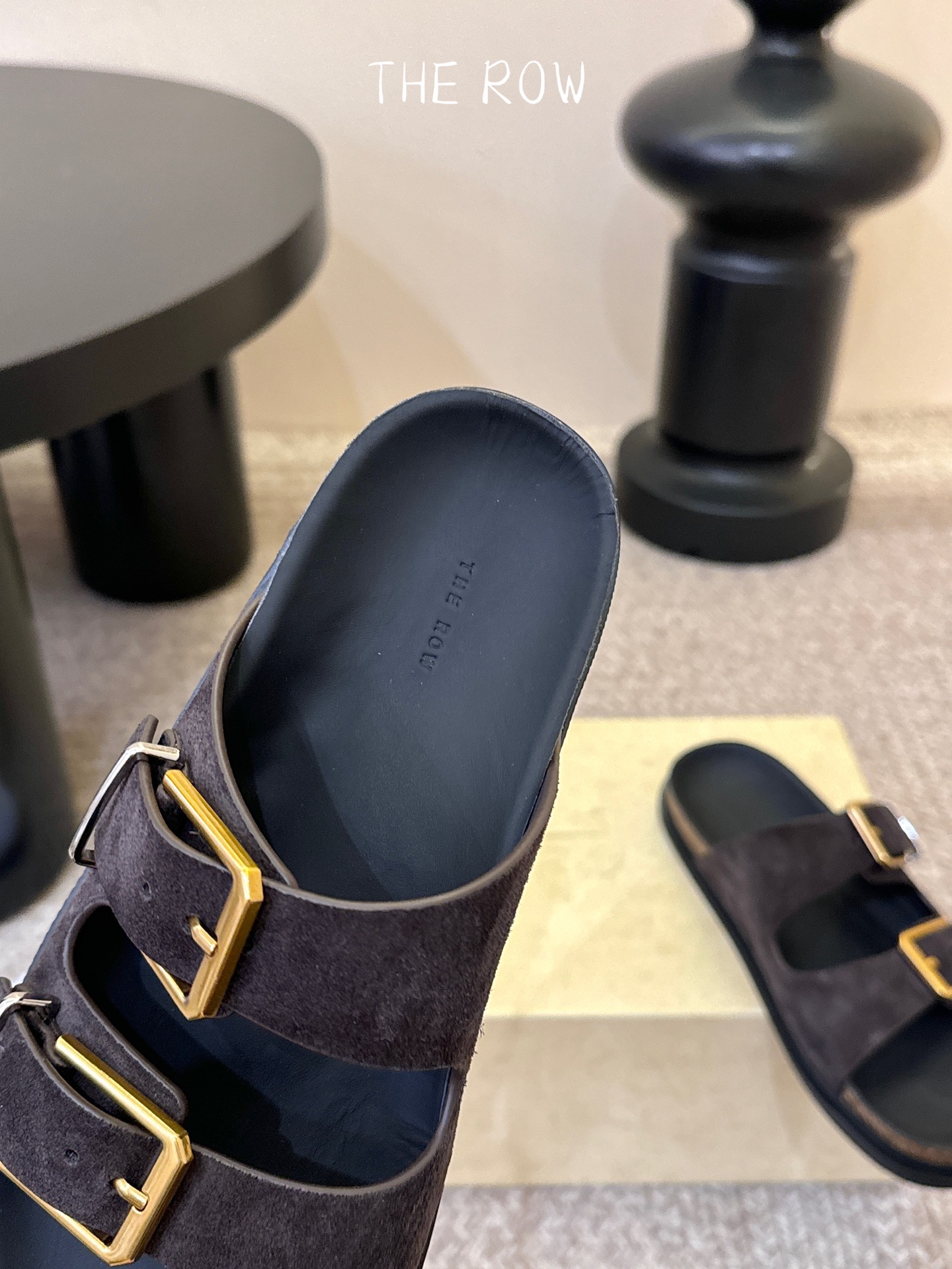 THE ROW 26春夏新款简易牛反绒五金扣平底拖鞋 厚底水台休闲沙滩拖鞋 近两年最火之一的品牌，几乎博