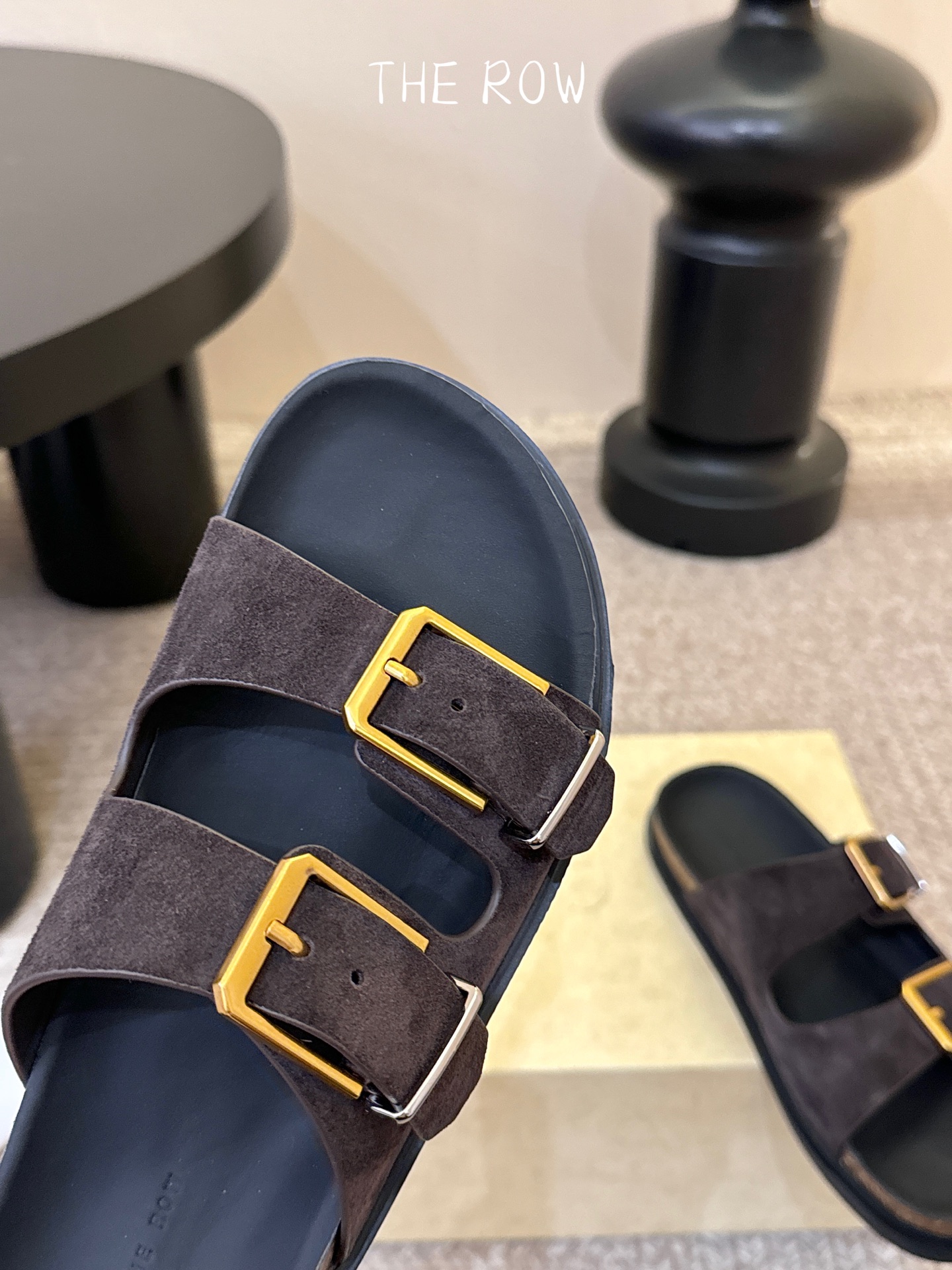 THE ROW 26春夏新款简易牛反绒五金扣平底拖鞋 厚底水台休闲沙滩拖鞋 近两年最火之一的品牌，几乎博