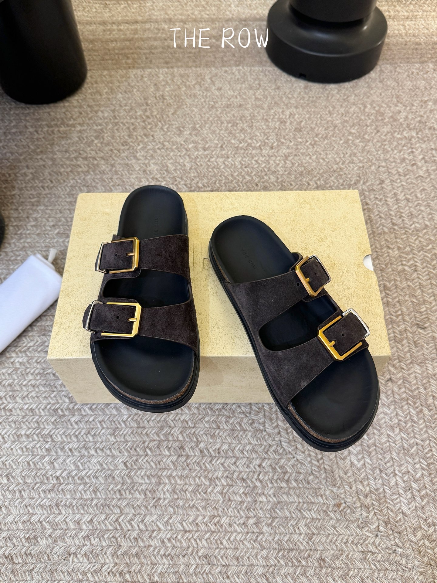 THE ROW 26春夏新款简易牛反绒五金扣平底拖鞋 厚底水台休闲沙滩拖鞋 近两年最火之一的品牌，几乎博