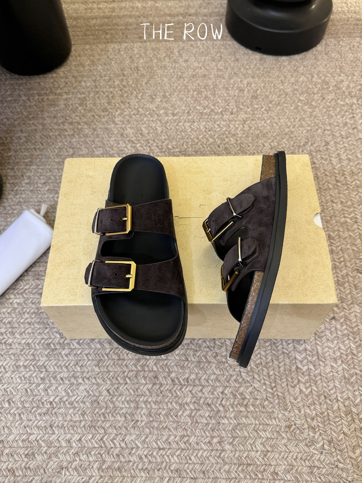 THE ROW 26春夏新款简易牛反绒五金扣平底拖鞋 厚底水台休闲沙滩拖鞋 近两年最火之一的品牌，几乎博
