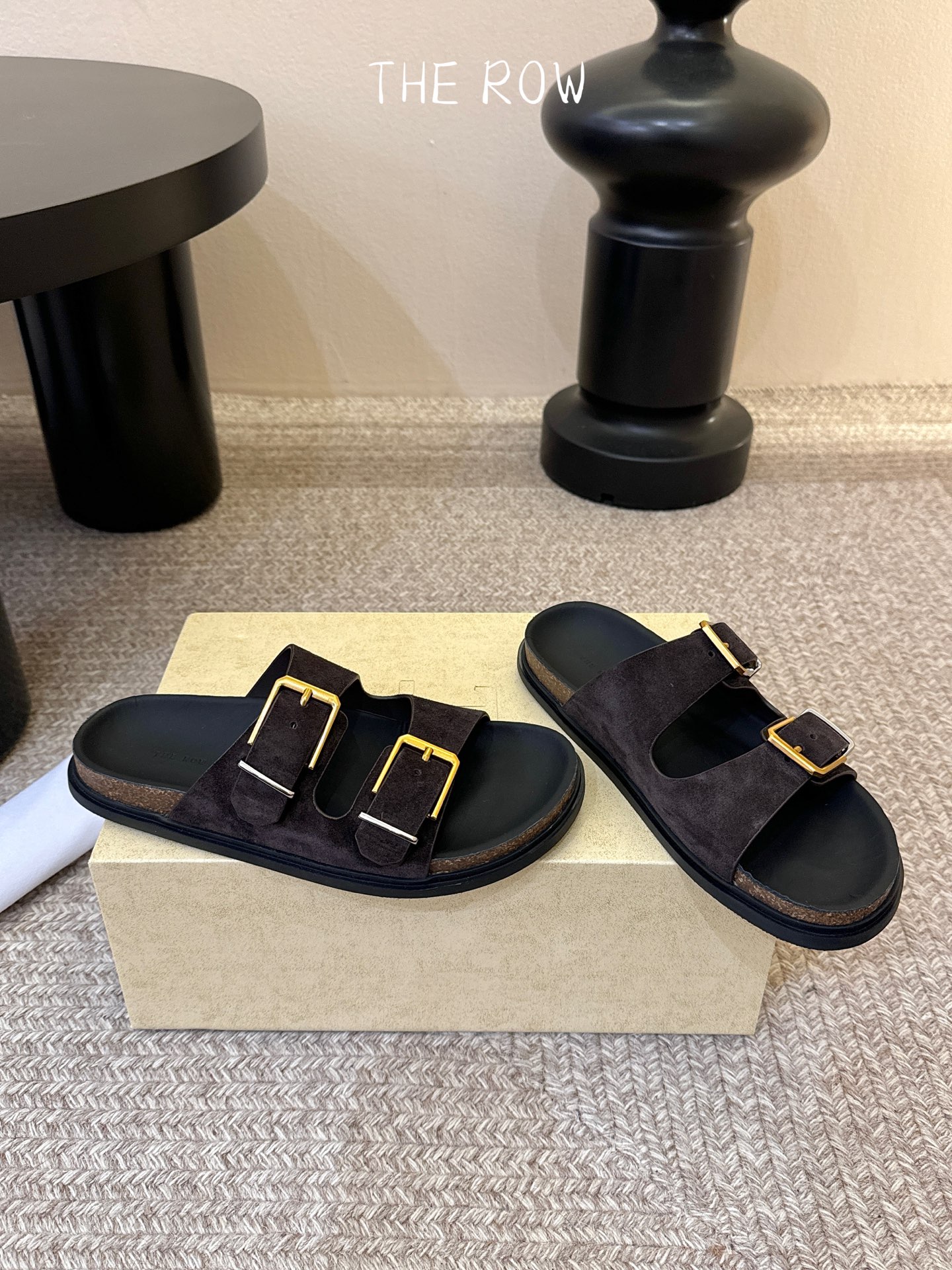 THE ROW 26春夏新款简易牛反绒五金扣平底拖鞋 厚底水台休闲沙滩拖鞋 近两年最火之一的品牌，几乎博