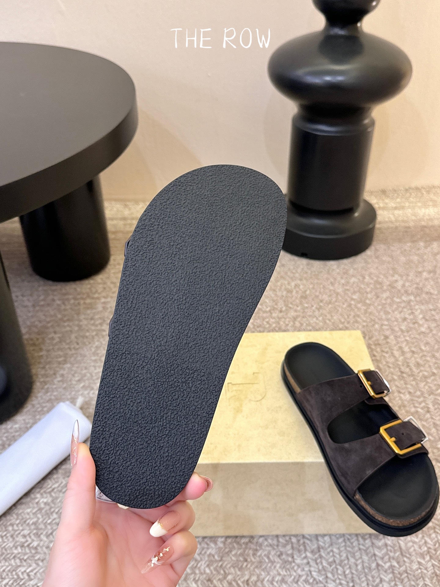 THE ROW 26春夏新款简易牛反绒五金扣平底拖鞋 厚底水台休闲沙滩拖鞋 近两年最火之一的品牌，几乎博