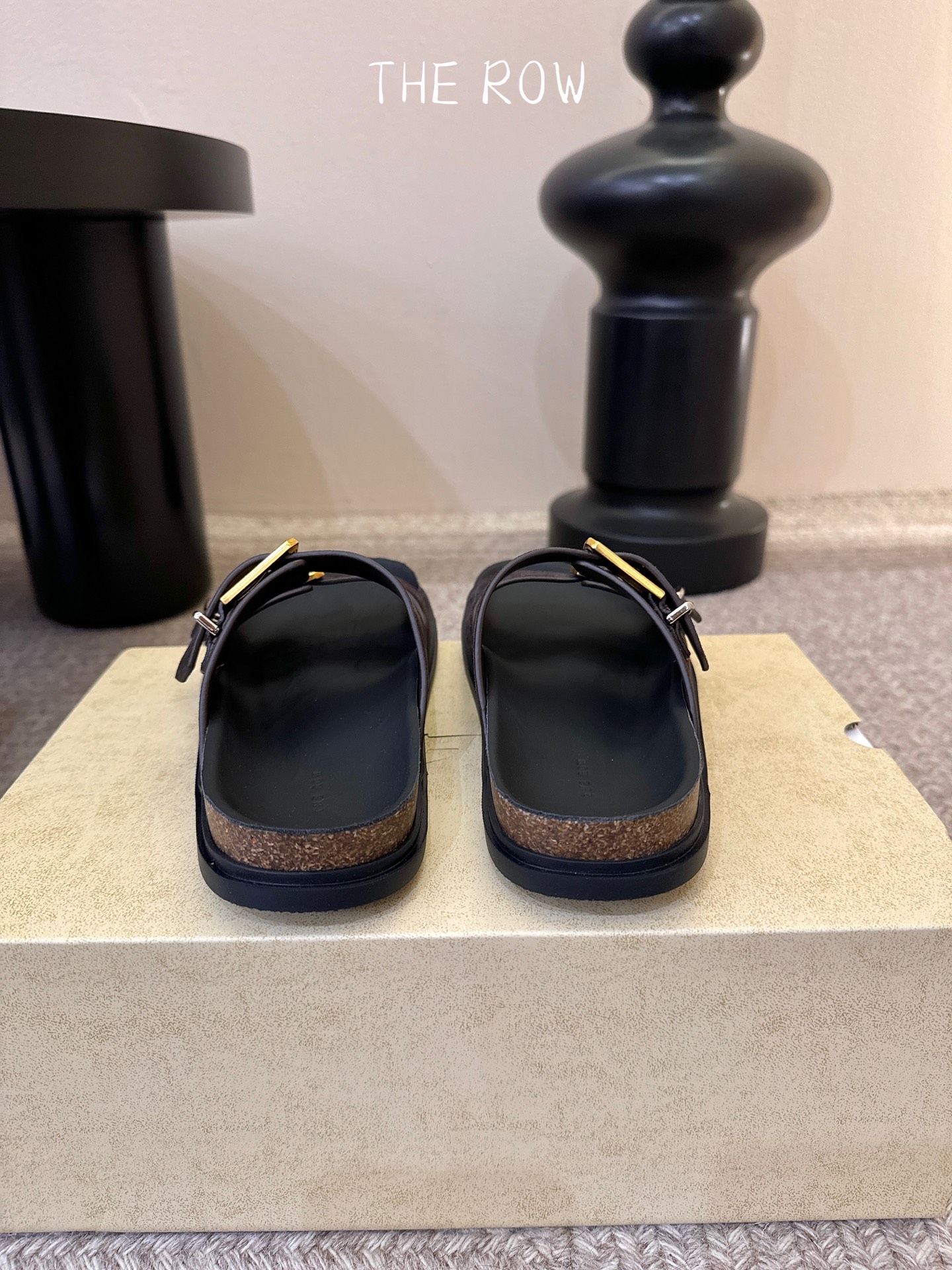 THE ROW 26春夏新款简易牛反绒五金扣平底拖鞋 厚底水台休闲沙滩拖鞋 近两年最火之一的品牌，几乎博