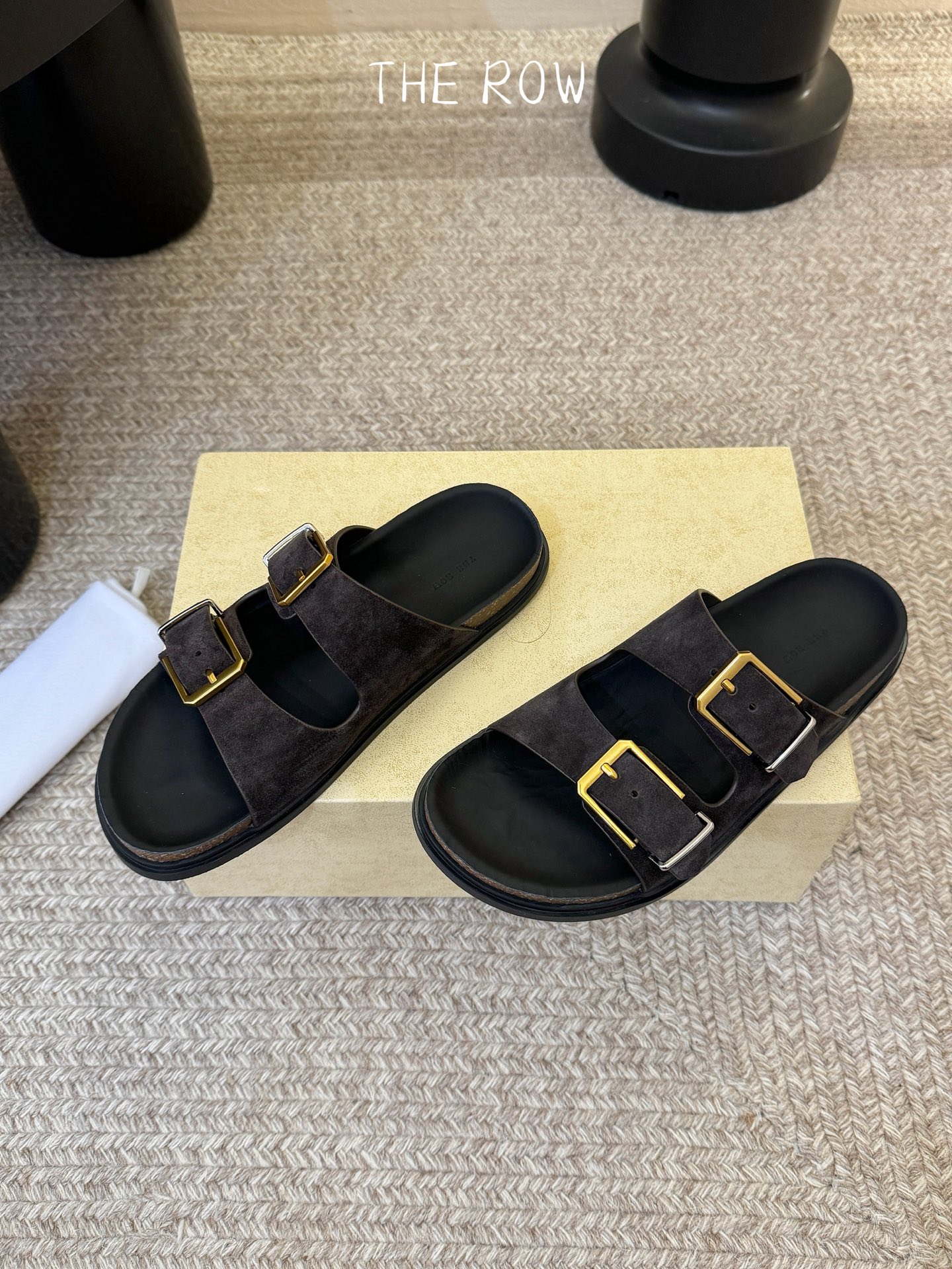 THE ROW 26春夏新款简易牛反绒五金扣平底拖鞋 厚底水台休闲沙滩拖鞋 近两年最火之一的品牌，几乎博