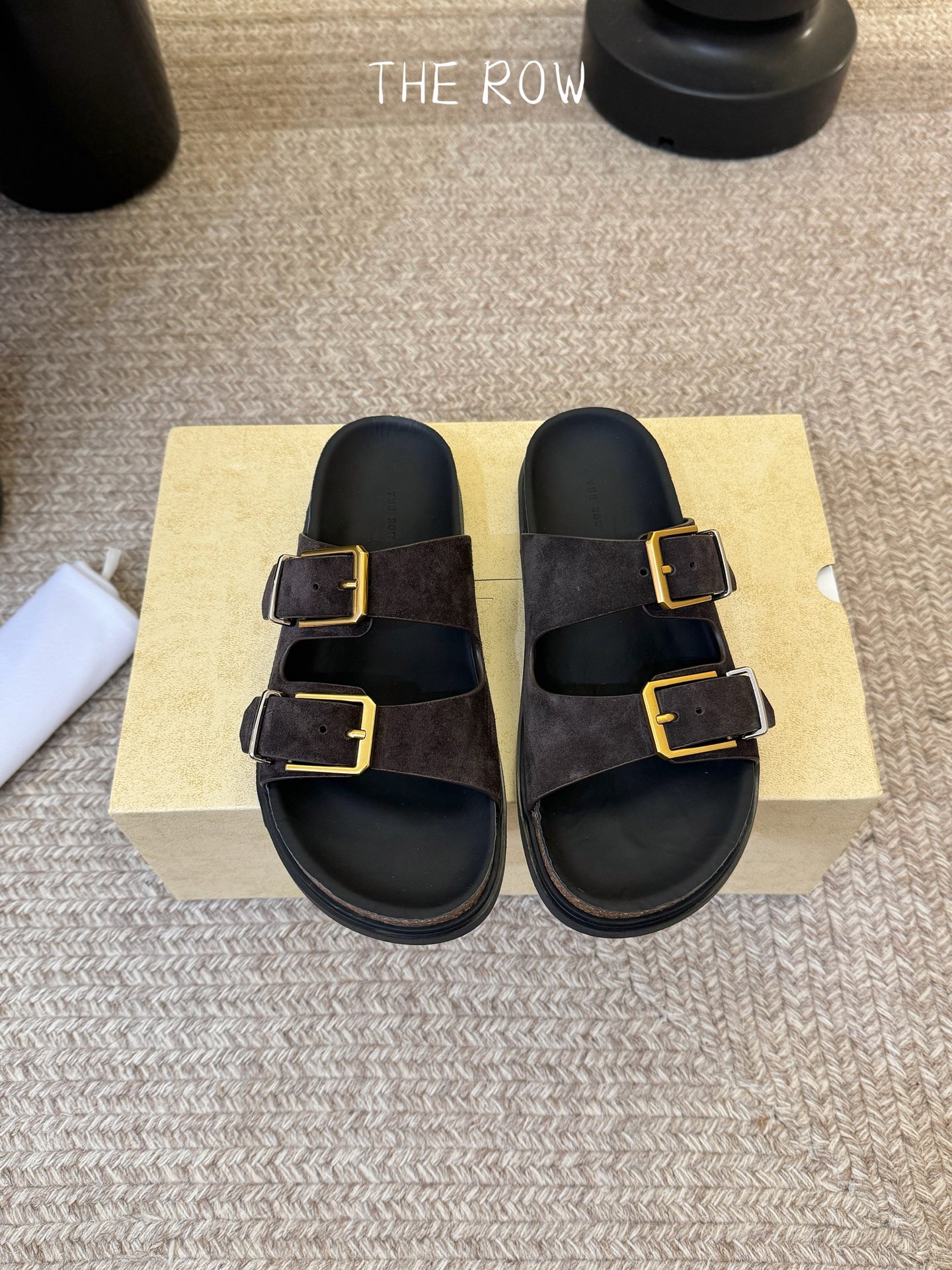 THE ROW 26春夏新款简易牛反绒五金扣平底拖鞋 厚底水台休闲沙滩拖鞋 近两年最火之一的品牌，几乎博