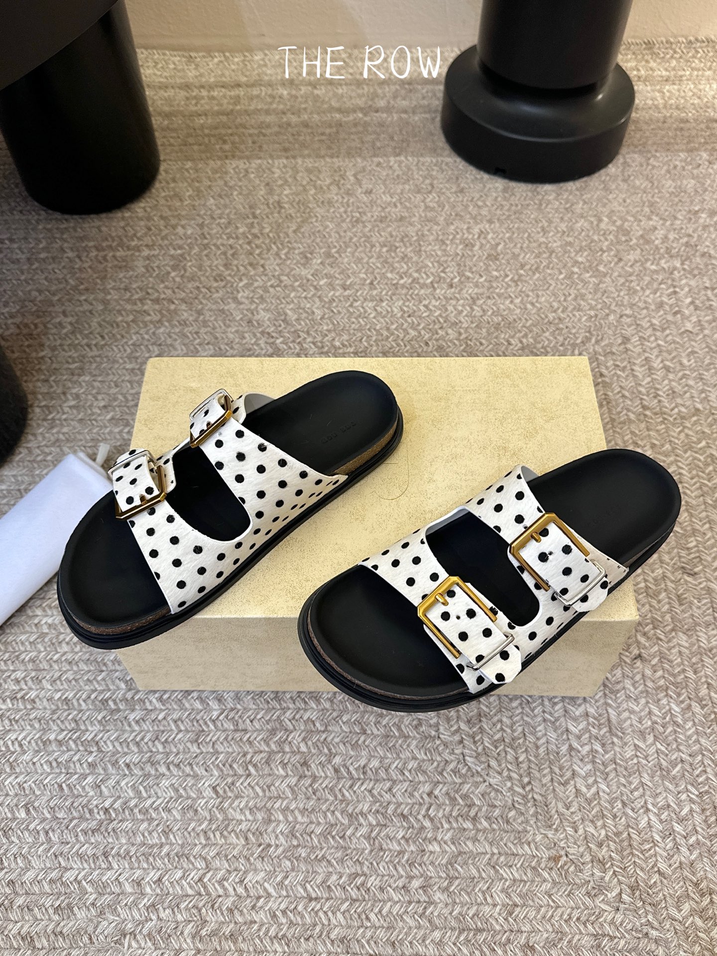 THE ROW 26春夏新款简易牛反绒五金扣平底拖鞋 厚底水台休闲沙滩拖鞋 近两年最火之一的品牌，几乎博