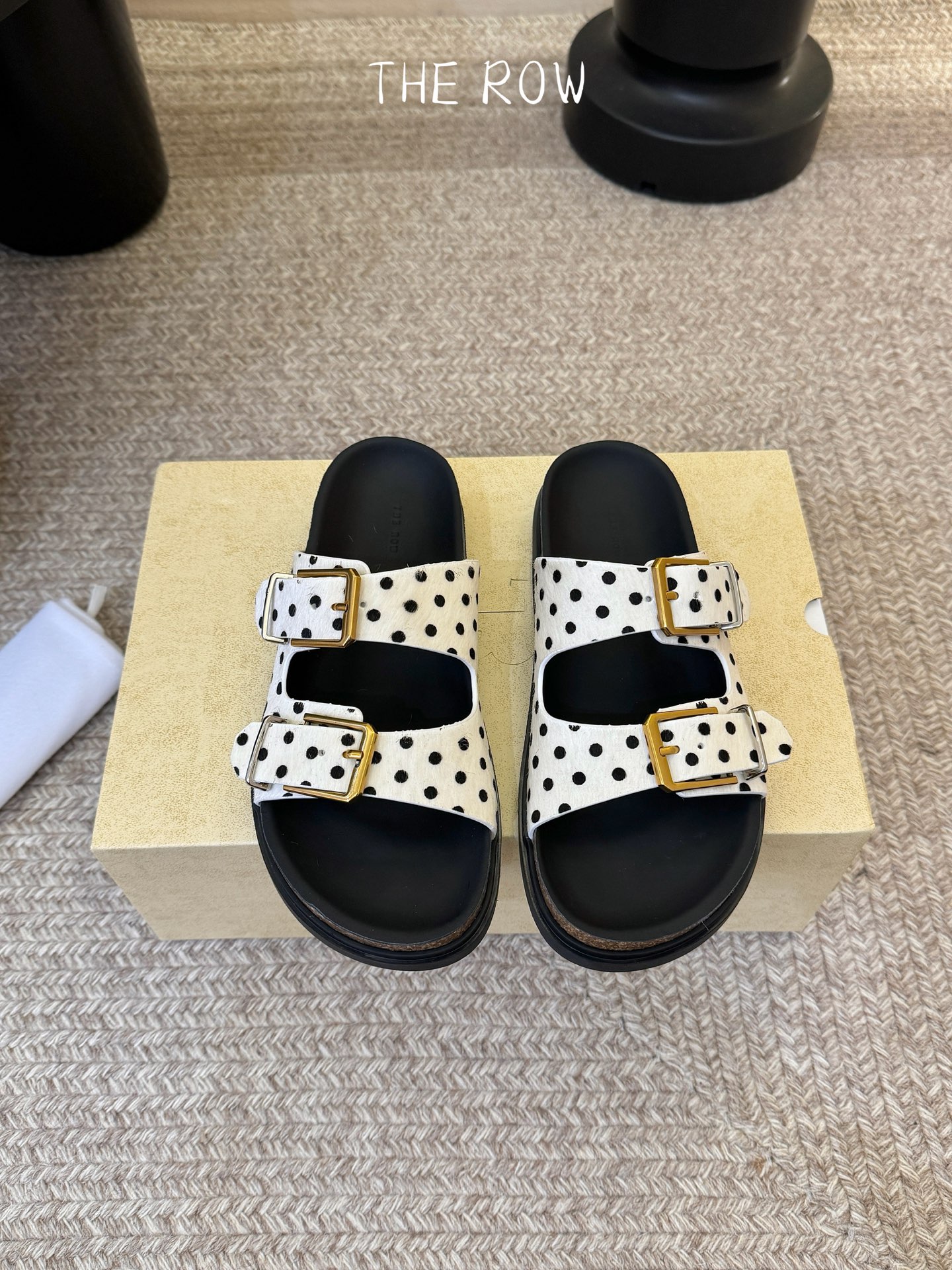 THE ROW 26春夏新款简易牛反绒五金扣平底拖鞋 厚底水台休闲沙滩拖鞋 近两年最火之一的品牌，几乎博