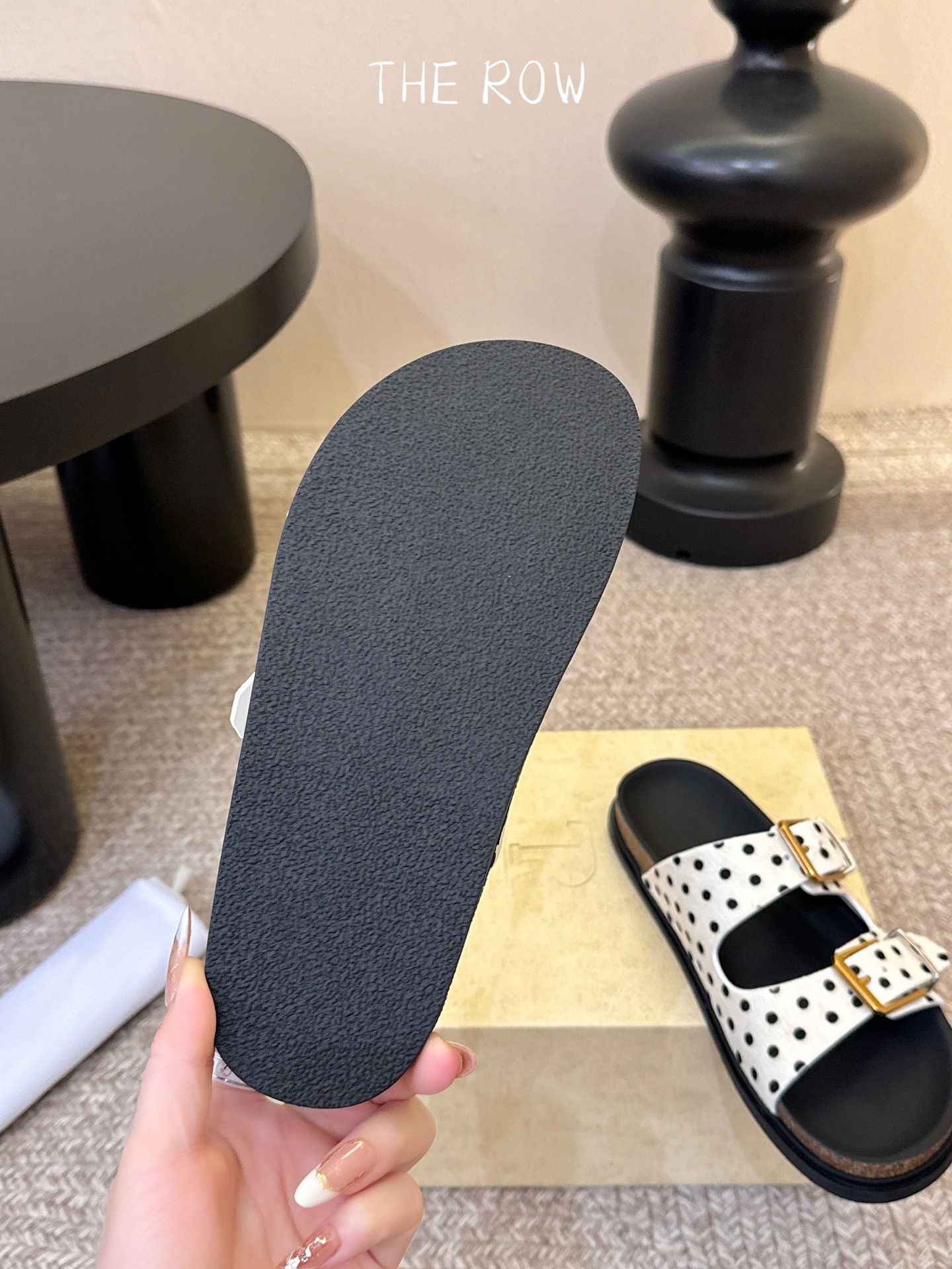 THE ROW 26春夏新款简易牛反绒五金扣平底拖鞋 厚底水台休闲沙滩拖鞋 近两年最火之一的品牌，几乎博