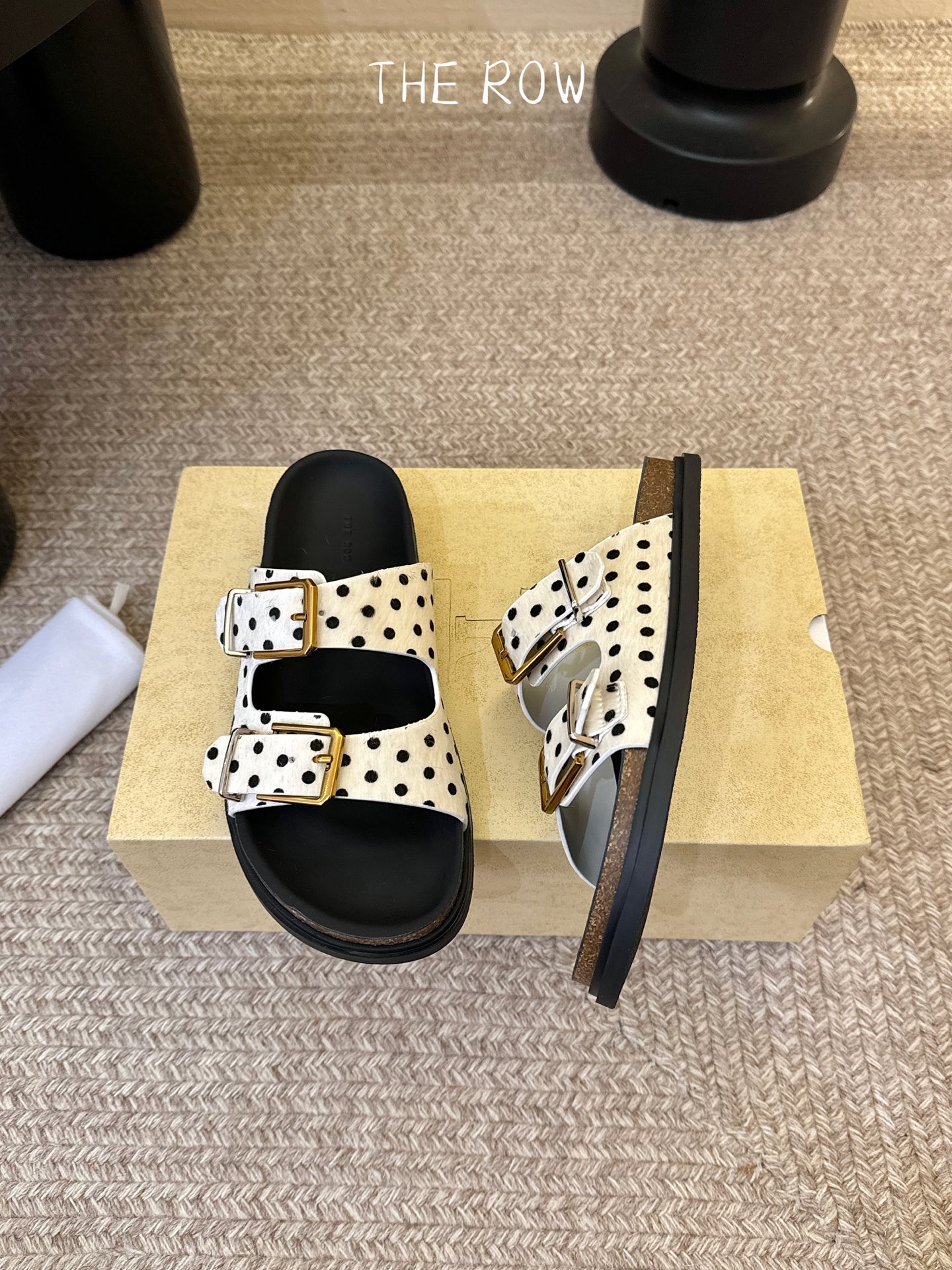 THE ROW 26春夏新款简易牛反绒五金扣平底拖鞋 厚底水台休闲沙滩拖鞋 近两年最火之一的品牌，几乎博