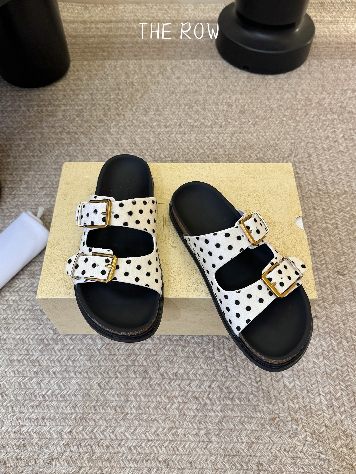 THE ROW 26春夏新款简易牛反绒五金扣平底拖鞋 厚底水台休闲沙滩拖鞋 近两年最火之一的品牌，几乎博