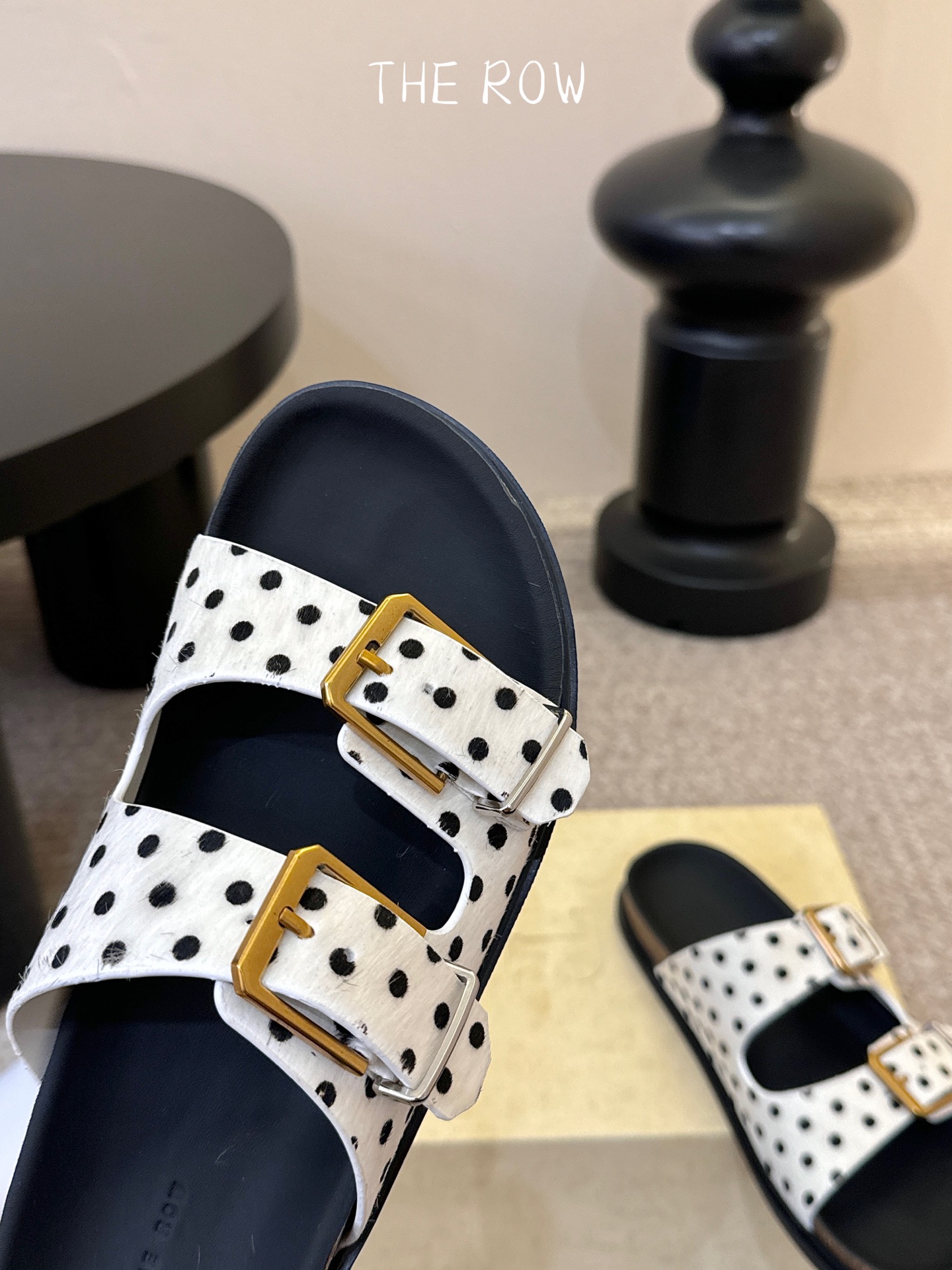 THE ROW 26春夏新款简易牛反绒五金扣平底拖鞋 厚底水台休闲沙滩拖鞋 近两年最火之一的品牌，几乎博