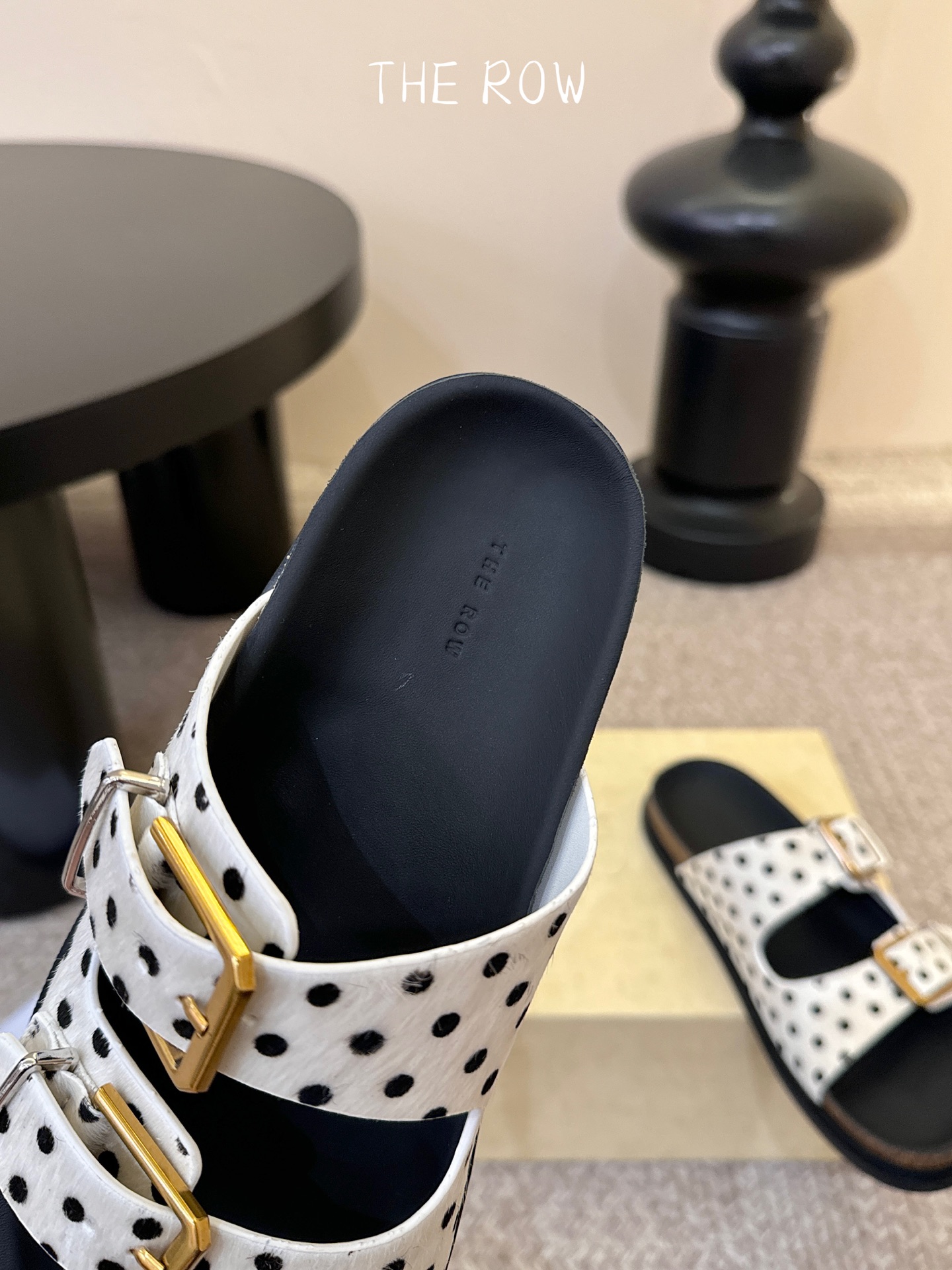 THE ROW 26春夏新款简易牛反绒五金扣平底拖鞋 厚底水台休闲沙滩拖鞋 近两年最火之一的品牌，几乎博