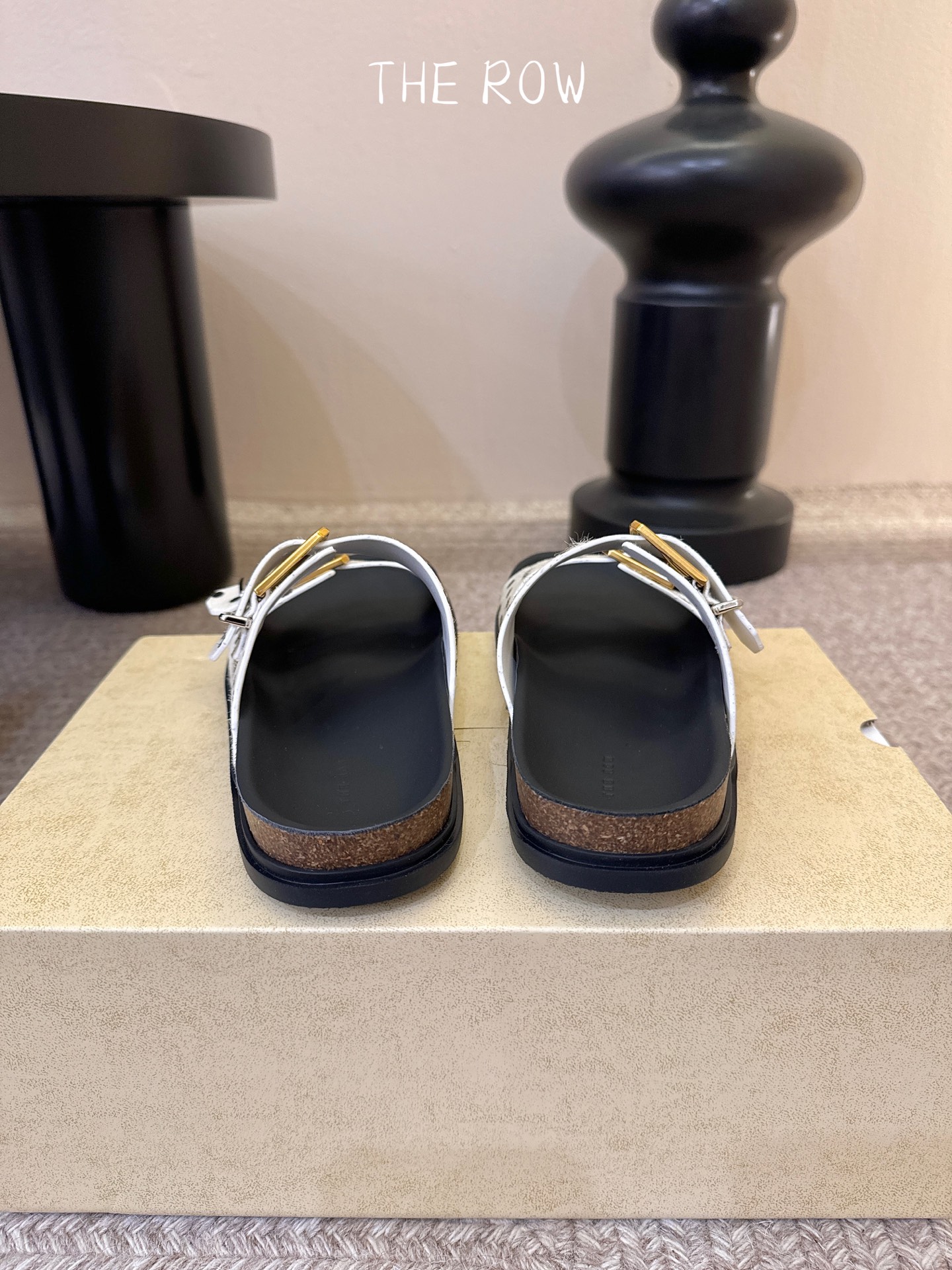 THE ROW 26春夏新款简易牛反绒五金扣平底拖鞋 厚底水台休闲沙滩拖鞋 近两年最火之一的品牌，几乎博