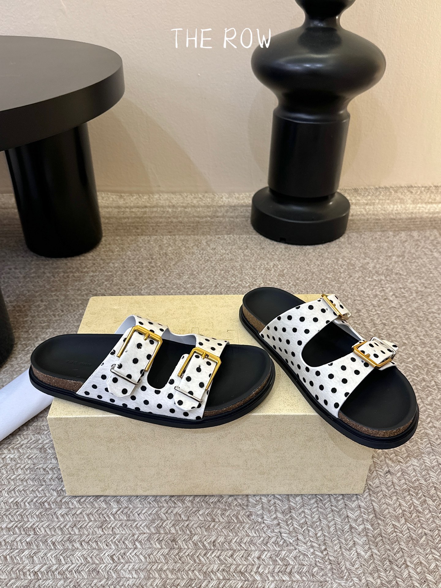 THE ROW 26春夏新款简易牛反绒五金扣平底拖鞋 厚底水台休闲沙滩拖鞋 近两年最火之一的品牌，几乎博