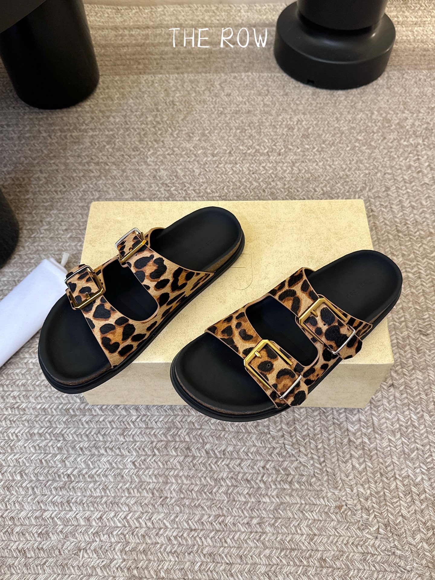 THE ROW 26春夏新款简易牛反绒五金扣平底拖鞋 厚底水台休闲沙滩拖鞋 近两年最火之一的品牌，几乎博