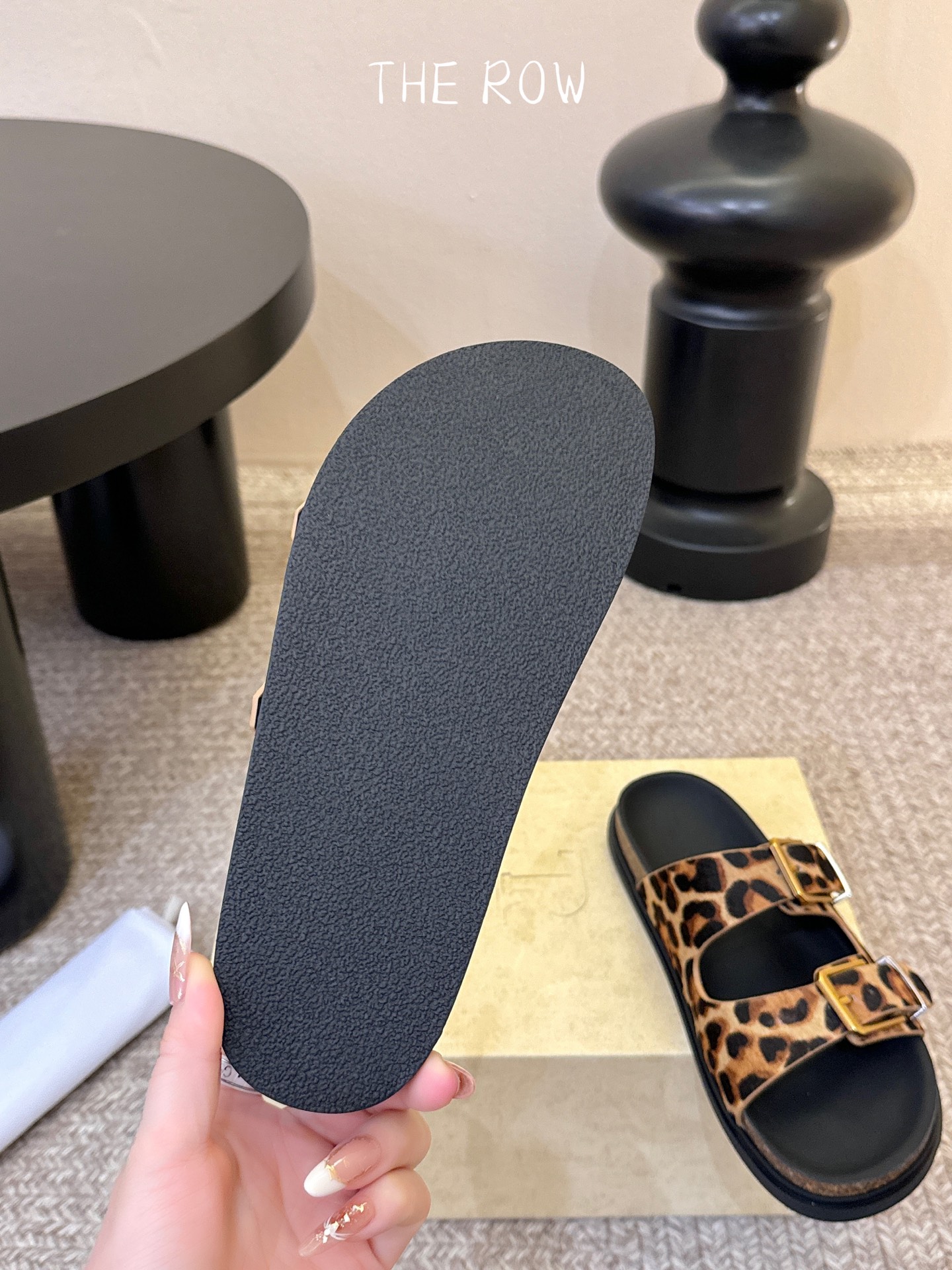 THE ROW 26春夏新款简易牛反绒五金扣平底拖鞋 厚底水台休闲沙滩拖鞋 近两年最火之一的品牌，几乎博