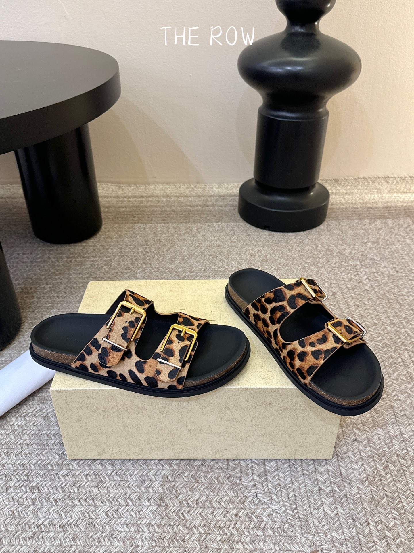 THE ROW 26春夏新款简易牛反绒五金扣平底拖鞋 厚底水台休闲沙滩拖鞋 近两年最火之一的品牌，几乎博