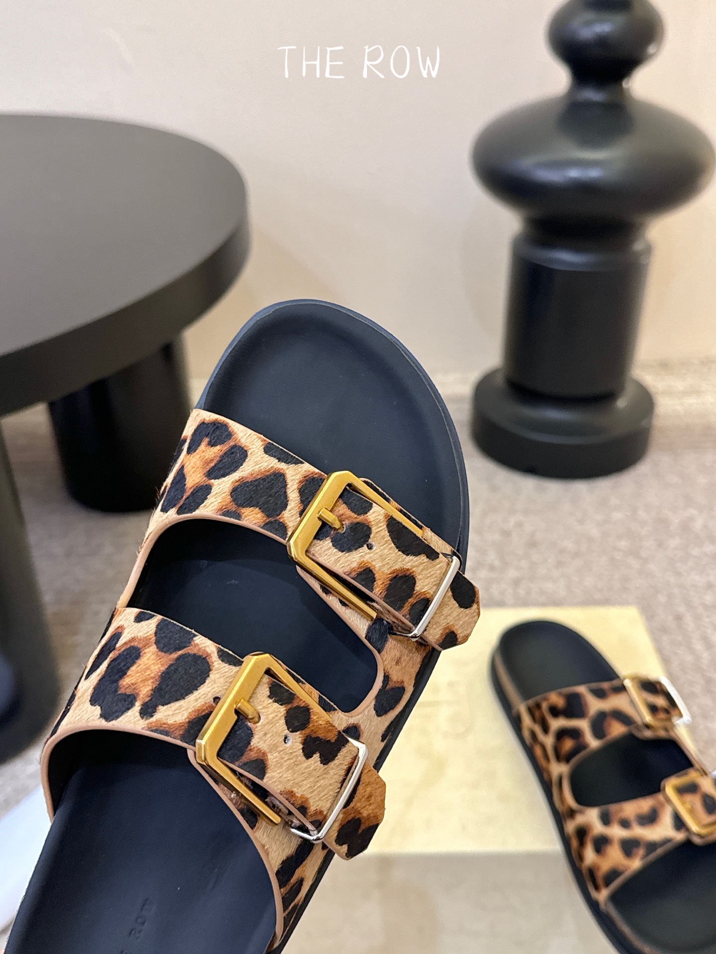 THE ROW 26春夏新款简易牛反绒五金扣平底拖鞋 厚底水台休闲沙滩拖鞋 近两年最火之一的品牌，几乎博