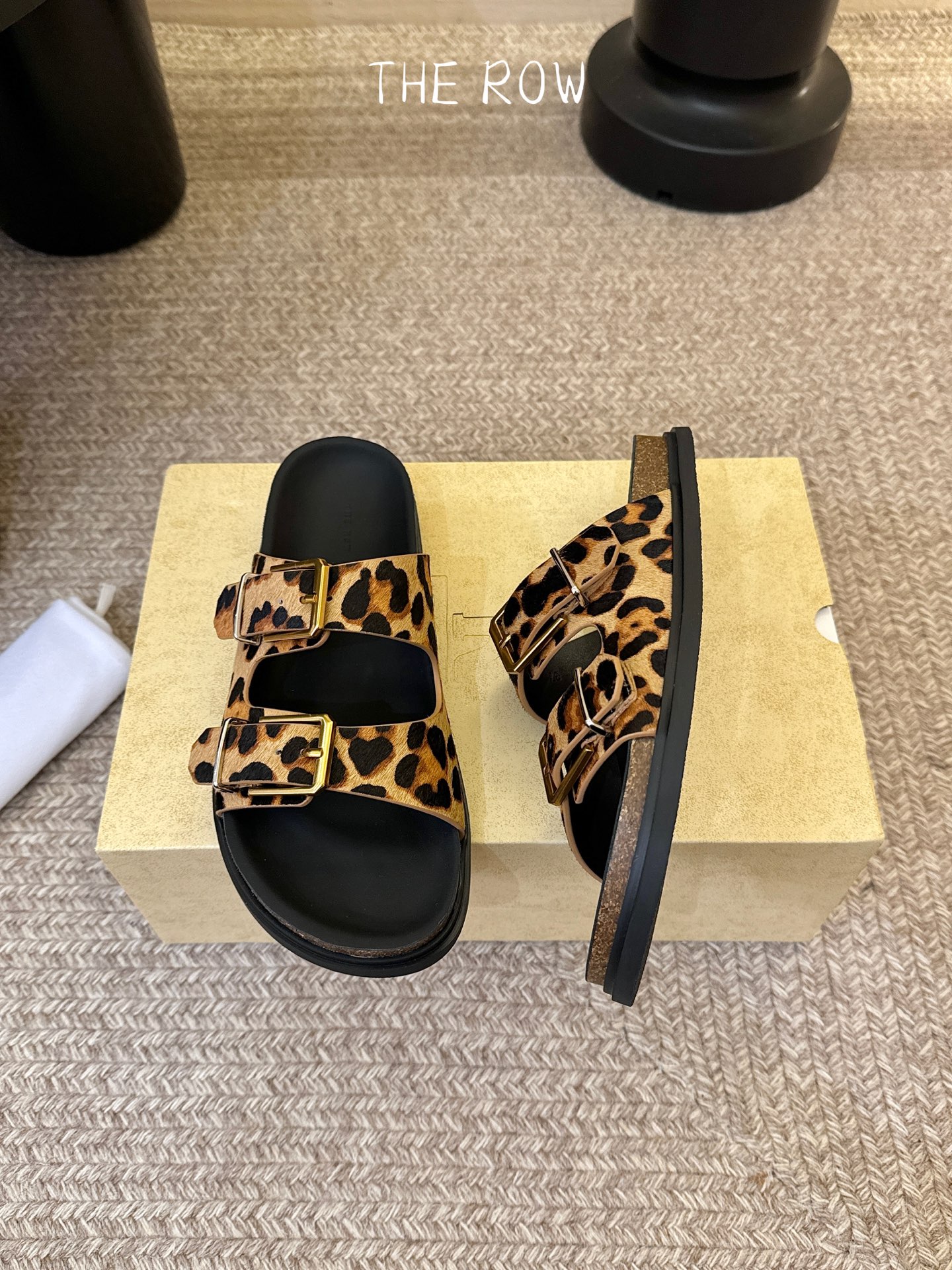 THE ROW 26春夏新款简易牛反绒五金扣平底拖鞋 厚底水台休闲沙滩拖鞋 近两年最火之一的品牌，几乎博