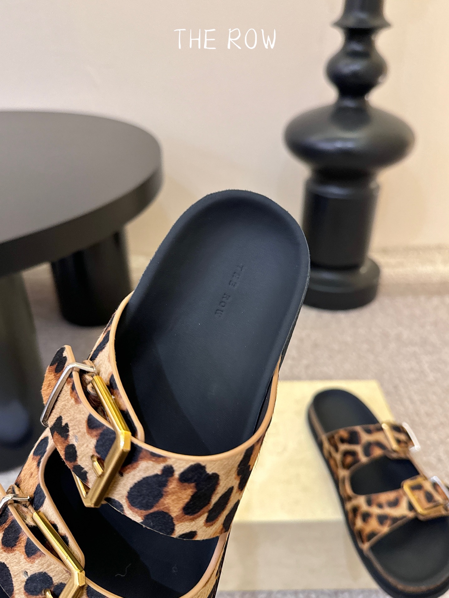 THE ROW 26春夏新款简易牛反绒五金扣平底拖鞋 厚底水台休闲沙滩拖鞋 近两年最火之一的品牌，几乎博