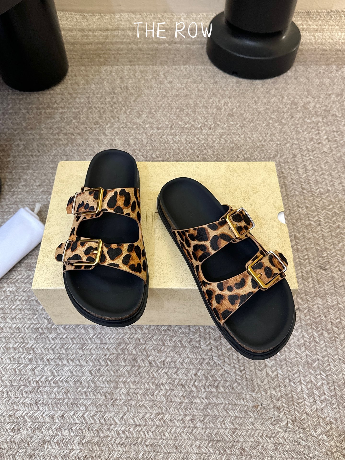 THE ROW 26春夏新款简易牛反绒五金扣平底拖鞋 厚底水台休闲沙滩拖鞋 近两年最火之一的品牌，几乎博