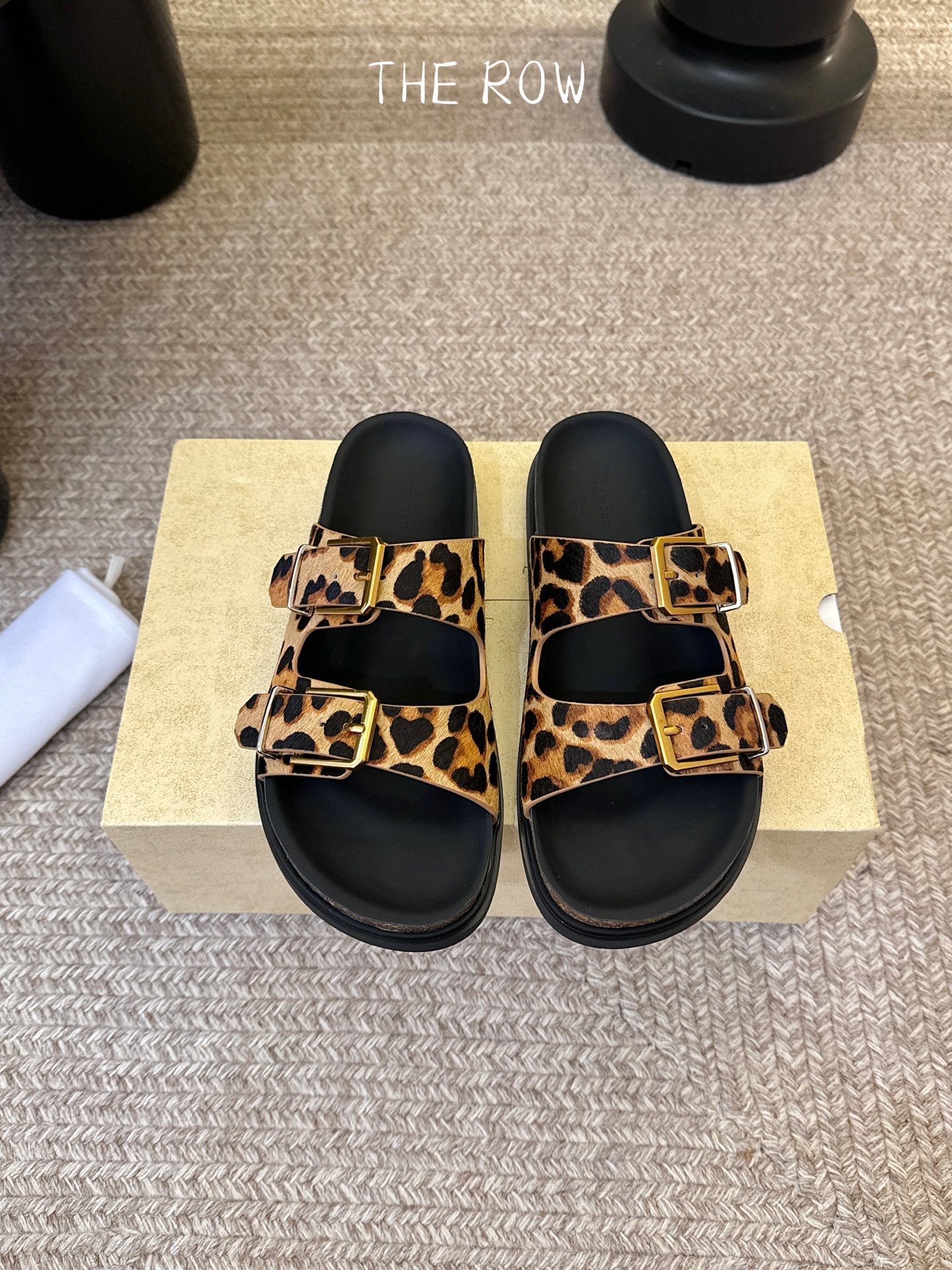 THE ROW 26春夏新款简易牛反绒五金扣平底拖鞋 厚底水台休闲沙滩拖鞋 近两年最火之一的品牌，几乎博