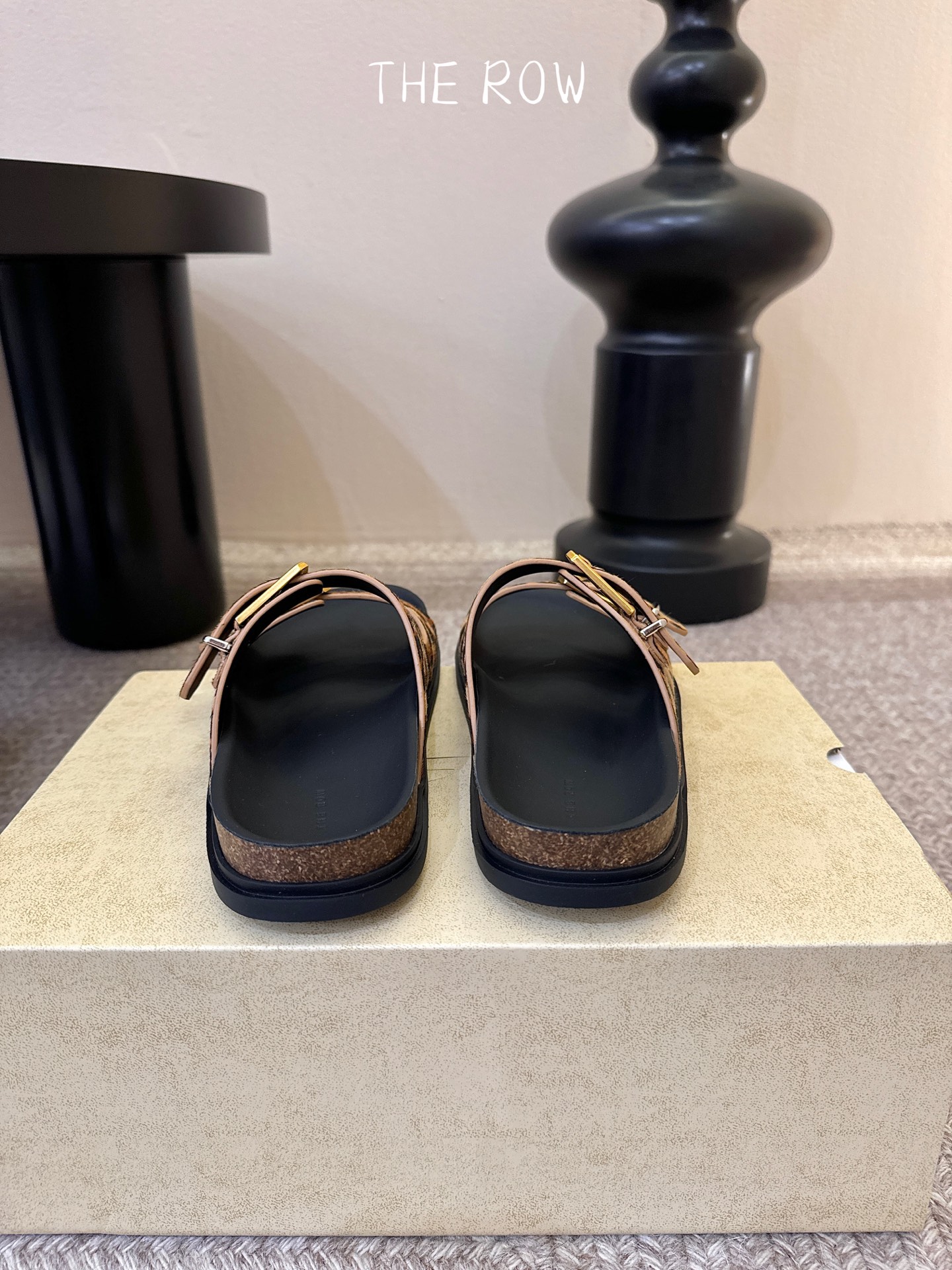 THE ROW 26春夏新款简易牛反绒五金扣平底拖鞋 厚底水台休闲沙滩拖鞋 近两年最火之一的品牌，几乎博