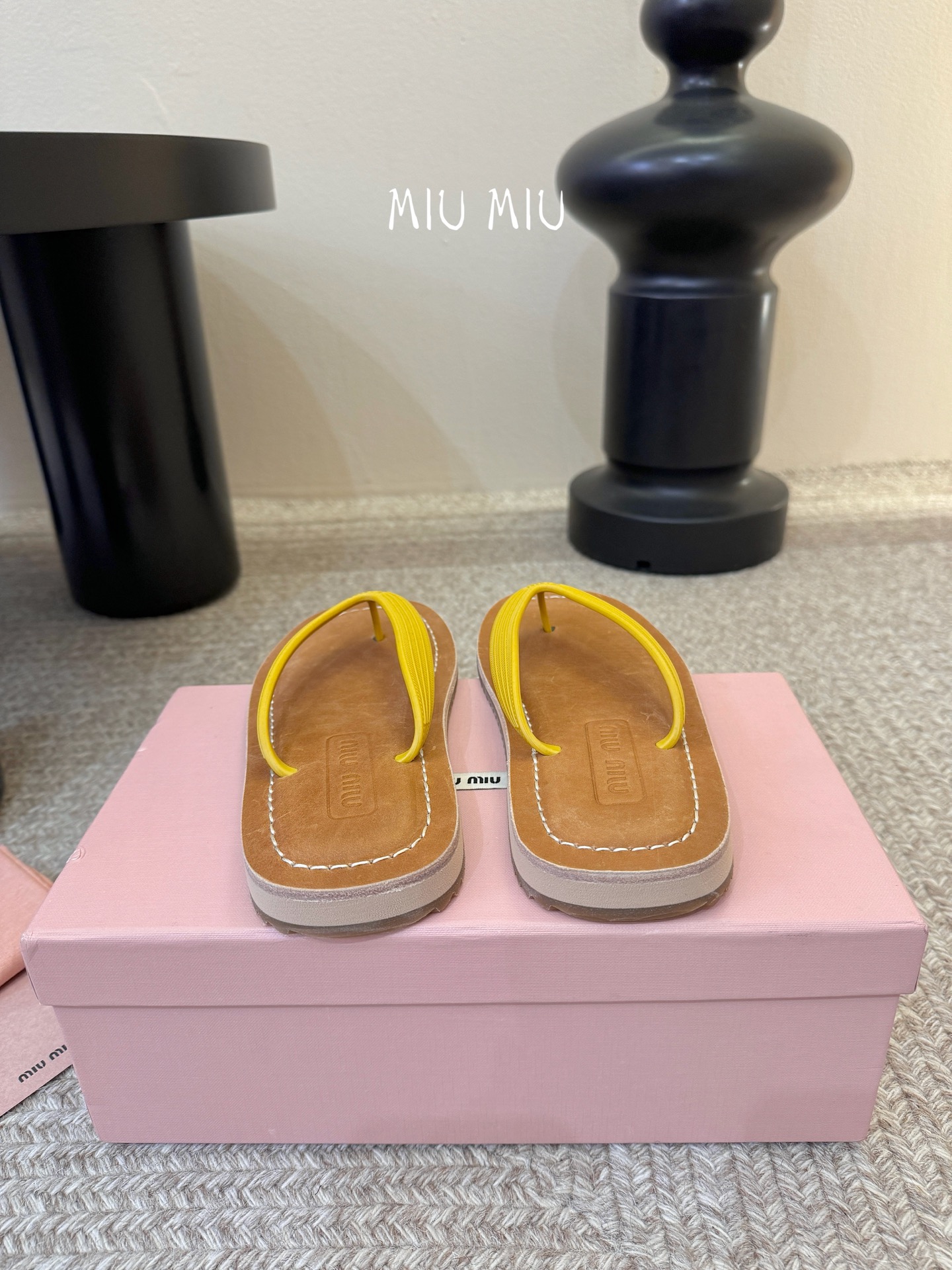 Miu Miu 26ss 缪缪春夏夹脚凉鞋 人字拖全球各大代购官网火爆上市材质：原版定制橡胶鞋底：原版四