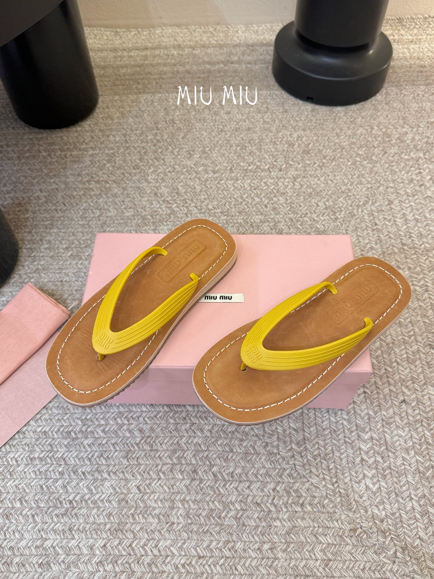 Miu Miu 26ss 缪缪春夏夹脚凉鞋 人字拖全球各大代购官网火爆上市材质：原版定制橡胶鞋底：原版四