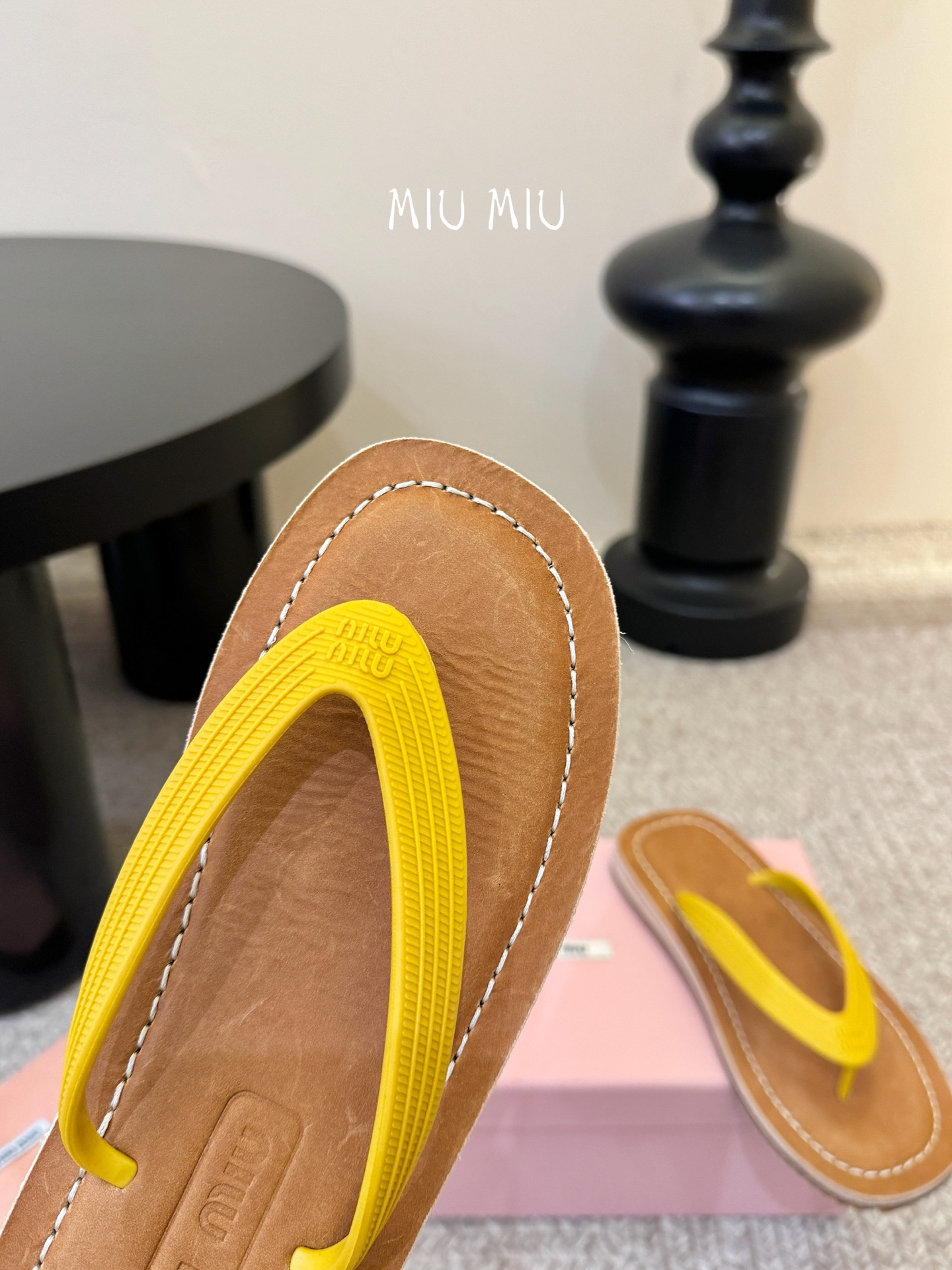 Miu Miu 26ss 缪缪春夏夹脚凉鞋 人字拖全球各大代购官网火爆上市材质：原版定制橡胶鞋底：原版四