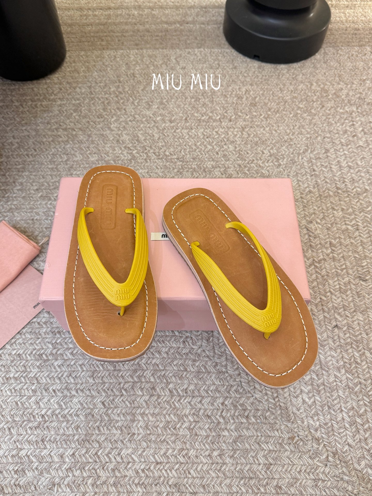 Miu Miu 26ss 缪缪春夏夹脚凉鞋 人字拖全球各大代购官网火爆上市材质：原版定制橡胶鞋底：原版四