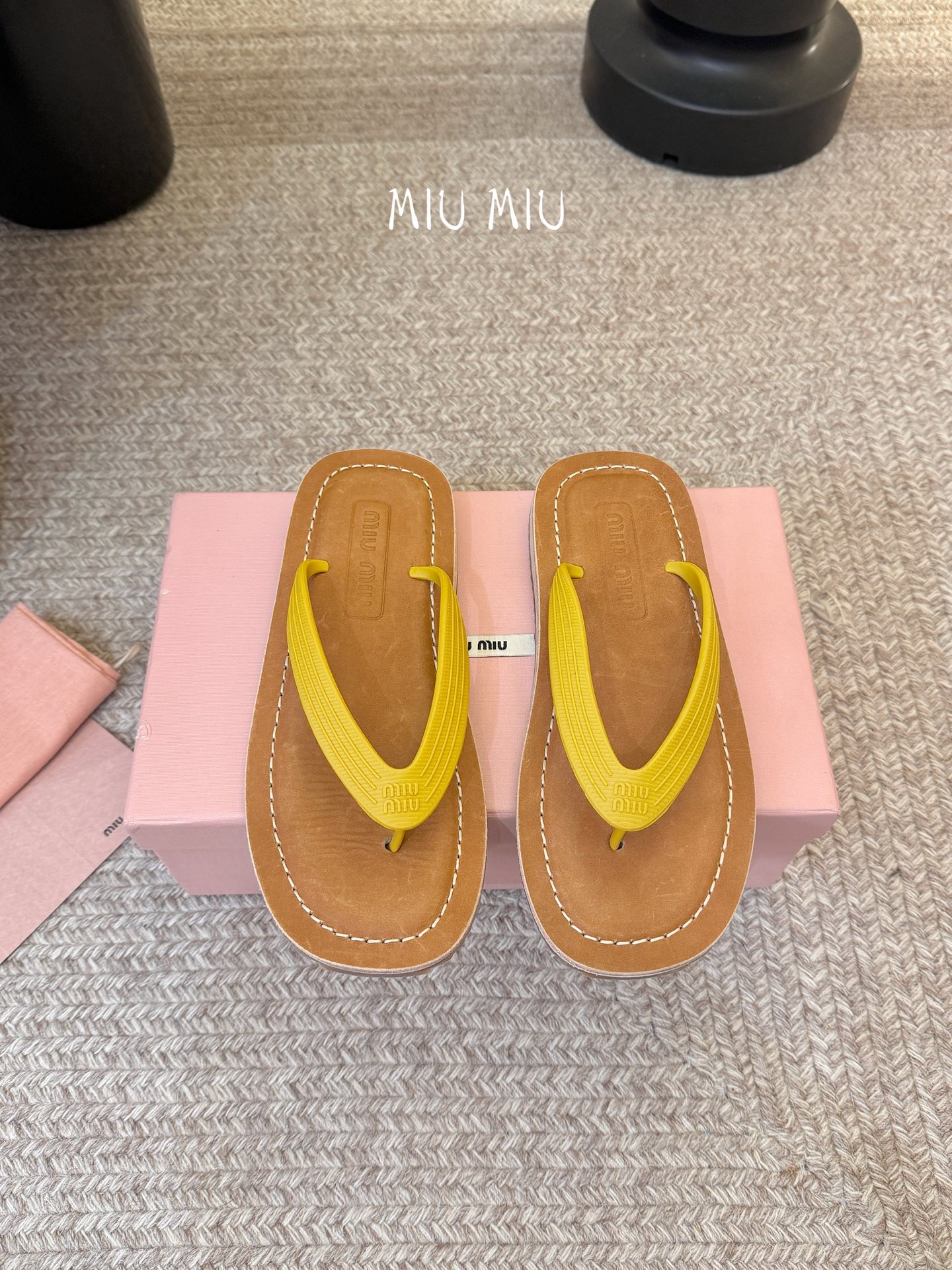 Miu Miu 26ss 缪缪春夏夹脚凉鞋 人字拖全球各大代购官网火爆上市材质：原版定制橡胶鞋底：原版四
