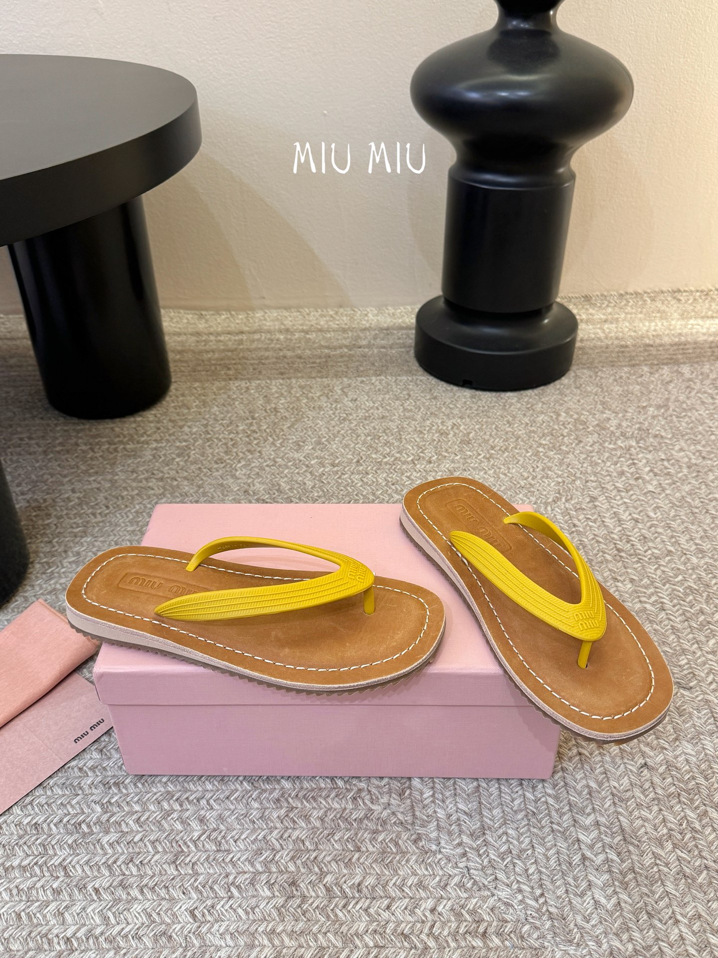 Miu Miu 26ss 缪缪春夏夹脚凉鞋 人字拖全球各大代购官网火爆上市材质：原版定制橡胶鞋底：原版四