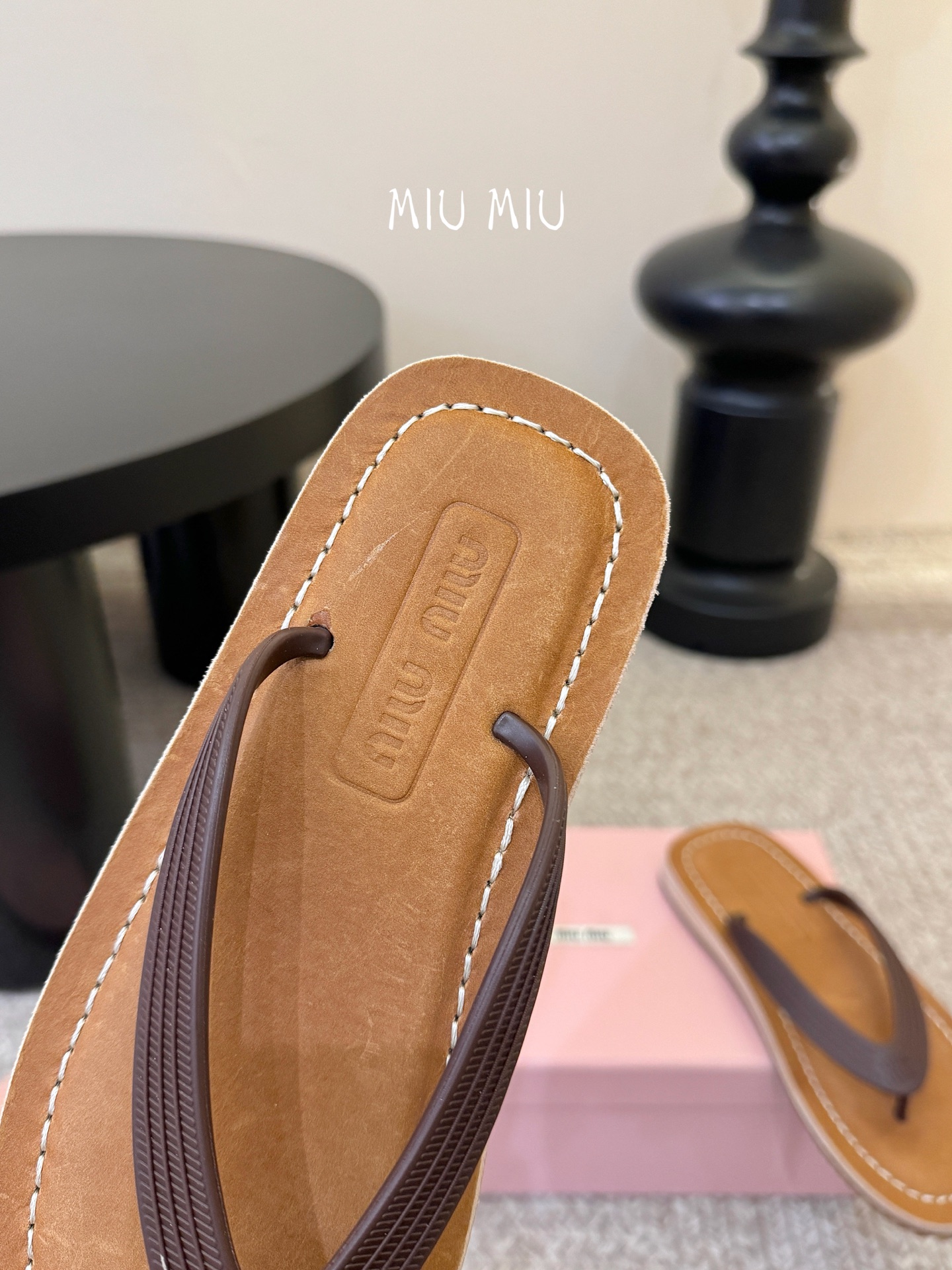 Miu Miu 26ss 缪缪春夏夹脚凉鞋 人字拖全球各大代购官网火爆上市材质：原版定制橡胶鞋底：原版四
