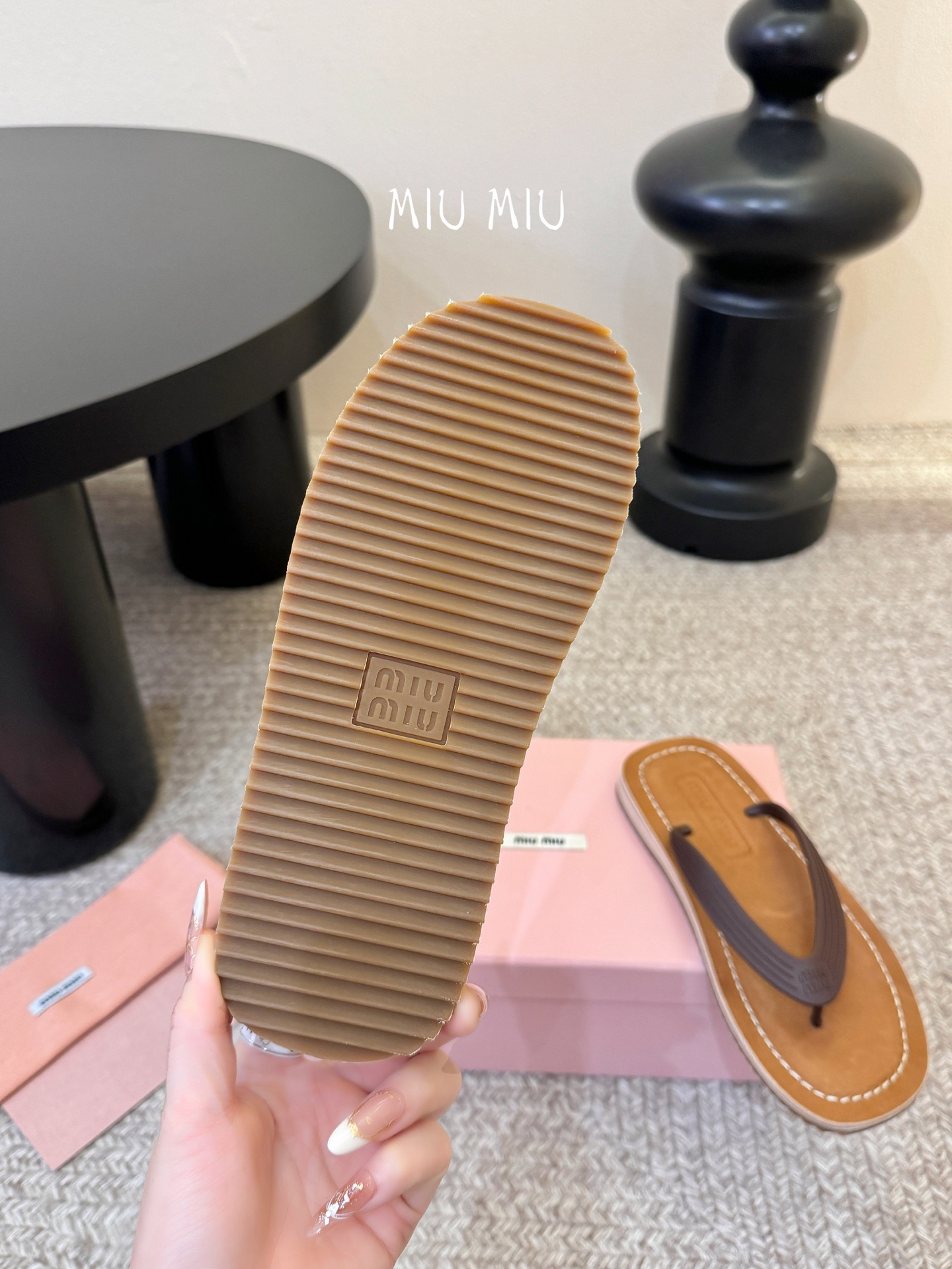 Miu Miu 26ss 缪缪春夏夹脚凉鞋 人字拖全球各大代购官网火爆上市材质：原版定制橡胶鞋底：原版四