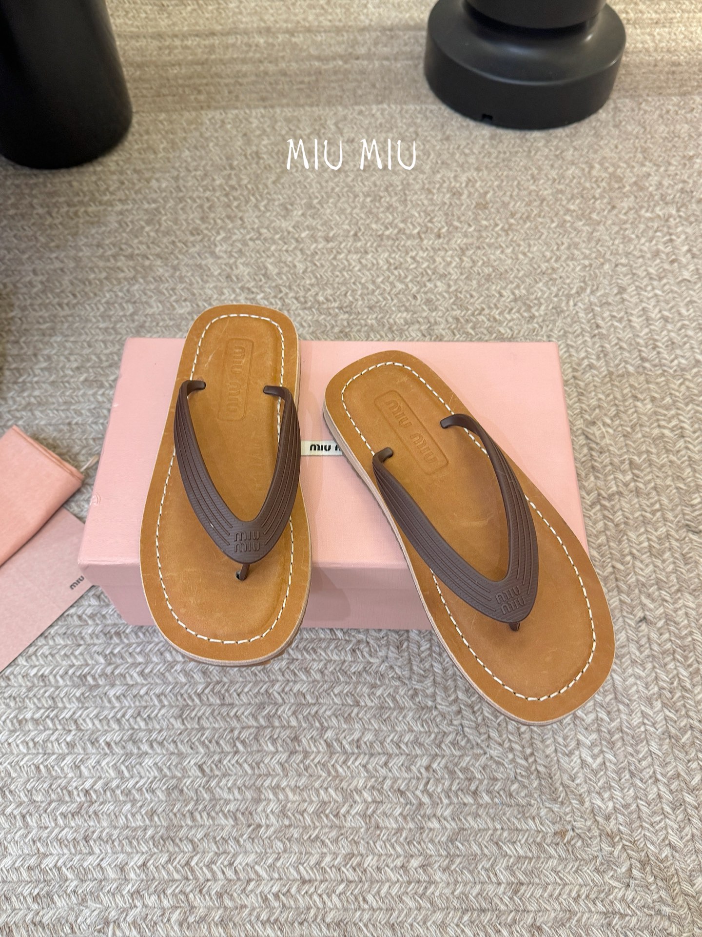 Miu Miu 26ss 缪缪春夏夹脚凉鞋 人字拖全球各大代购官网火爆上市材质：原版定制橡胶鞋底：原版四