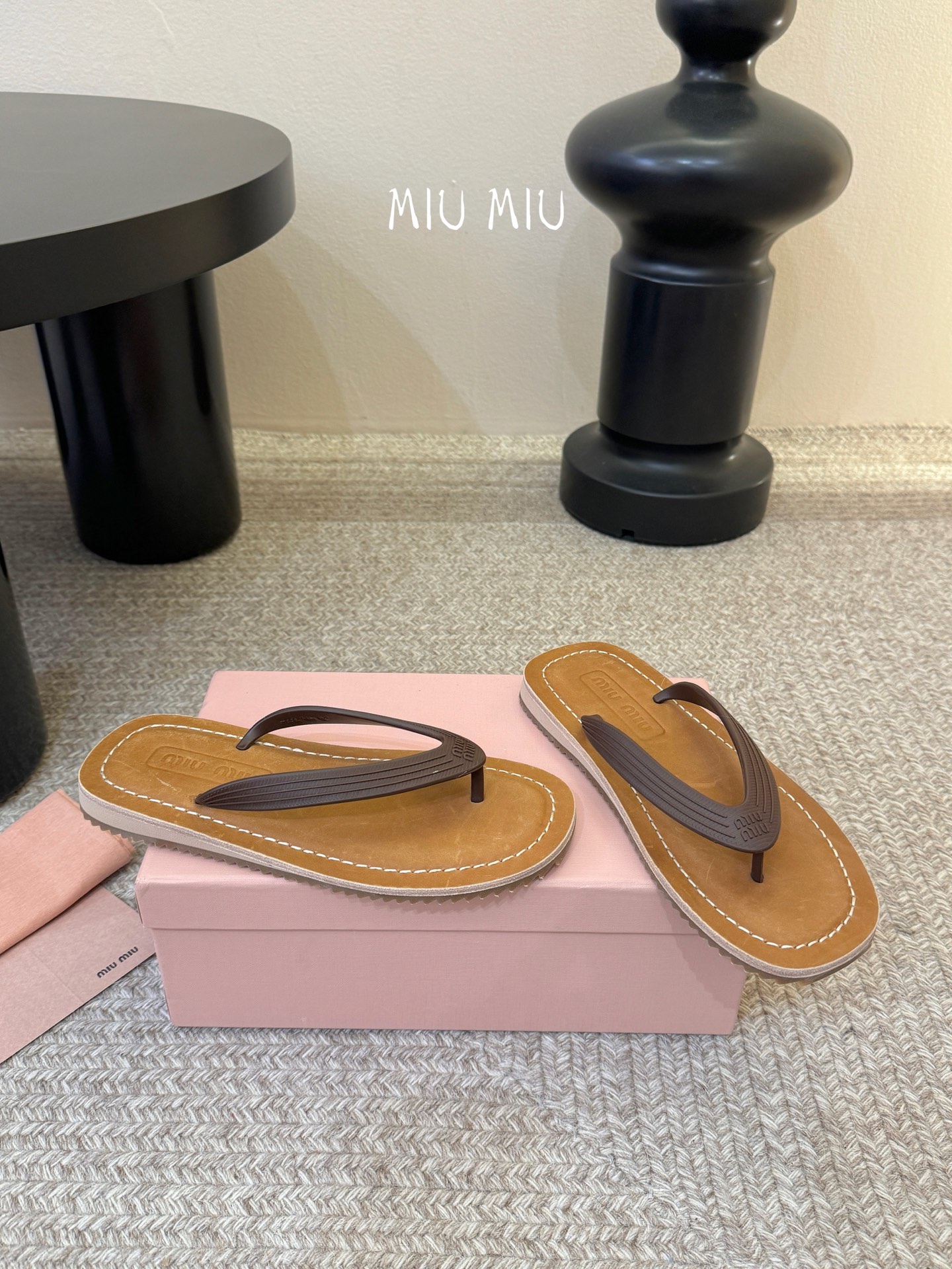 Miu Miu 26ss 缪缪春夏夹脚凉鞋 人字拖全球各大代购官网火爆上市材质：原版定制橡胶鞋底：原版四