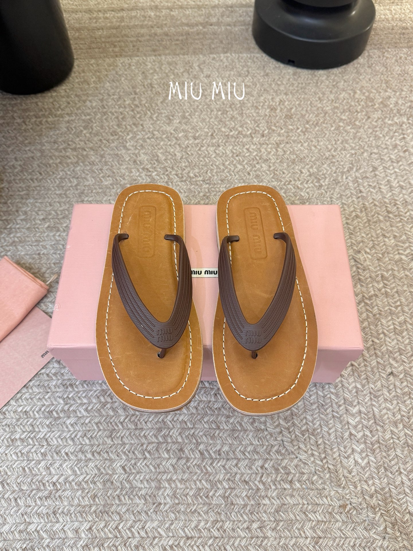 Miu Miu 26ss 缪缪春夏夹脚凉鞋 人字拖全球各大代购官网火爆上市材质：原版定制橡胶鞋底：原版四