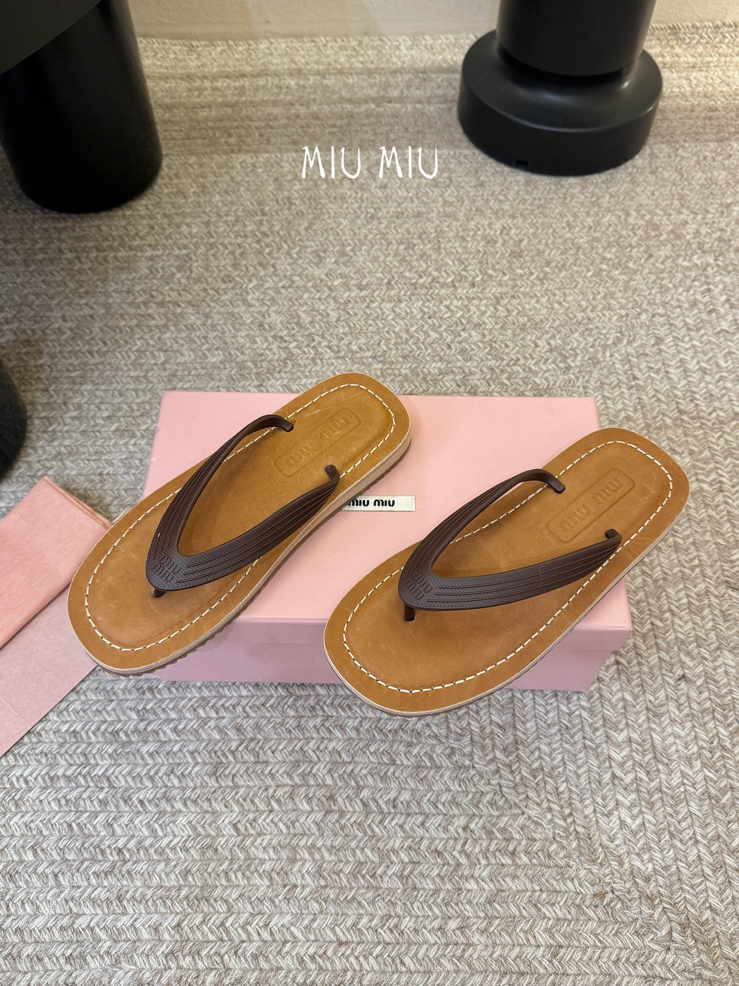Miu Miu 26ss 缪缪春夏夹脚凉鞋 人字拖全球各大代购官网火爆上市材质：原版定制橡胶鞋底：原版四